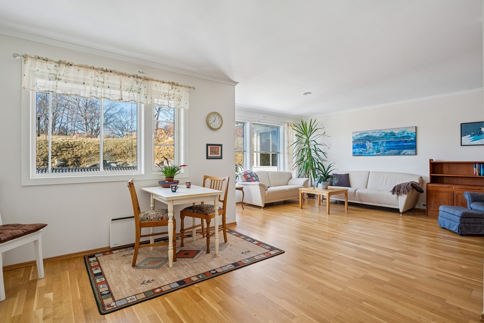 Stue og kjøkken i åpen løsning Galleribilde