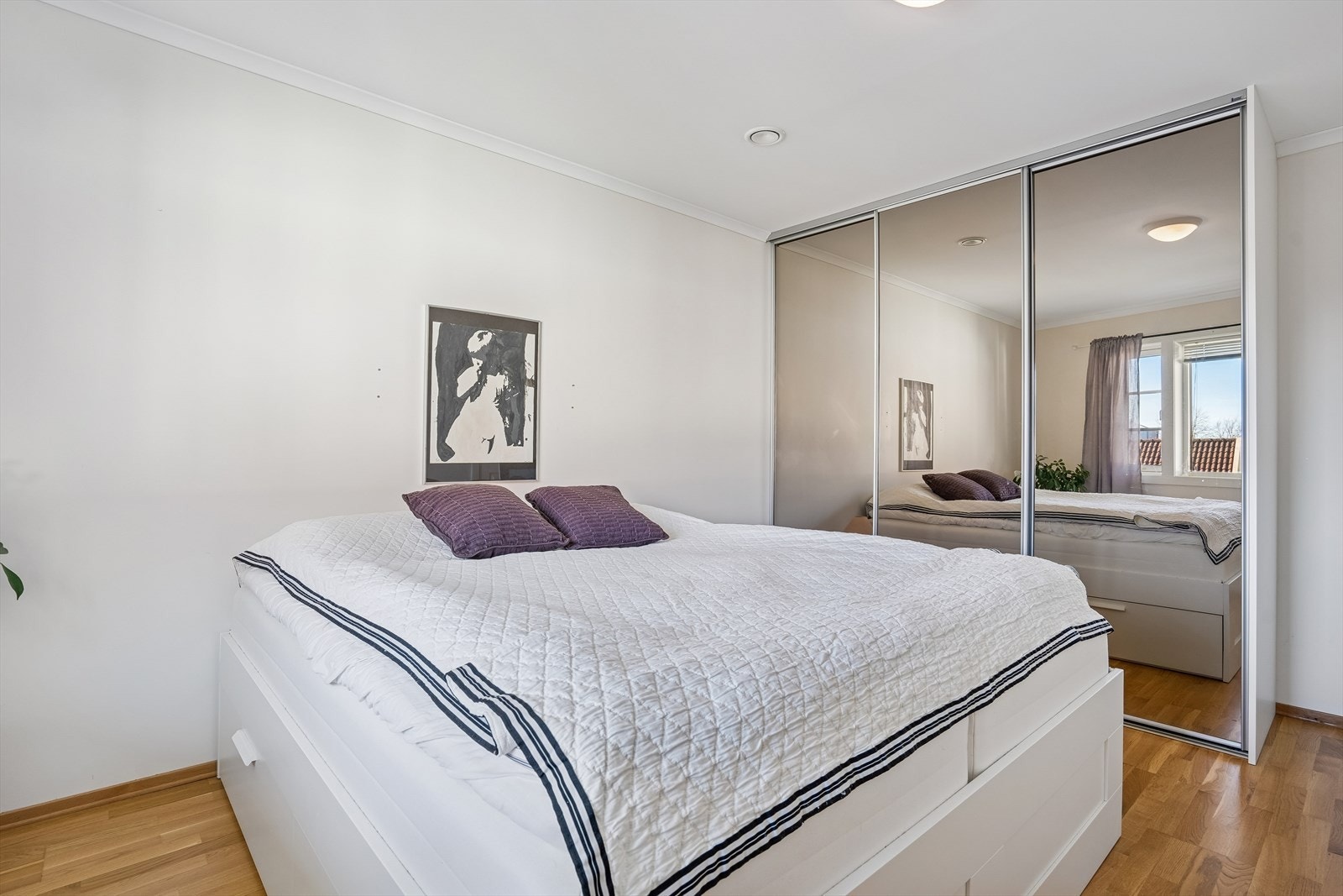 Hovedsoverom med romslig skyvedørsgarderobe Galleribilde