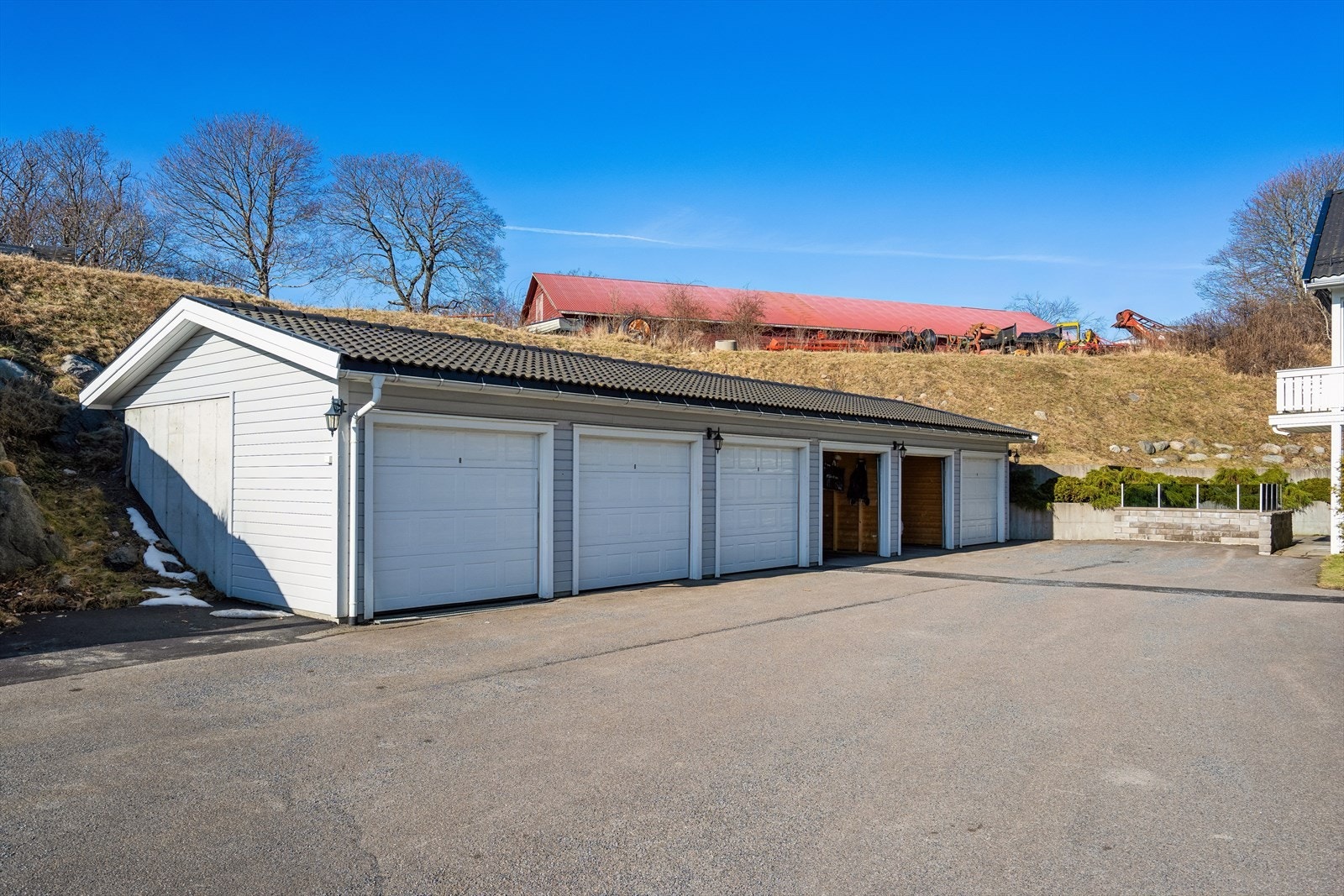 Garasjeplass i felles garasjerekke medfølger Galleribilde