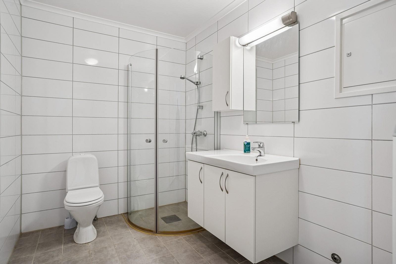 Bad med toalett og opplegg for vaskemaskin Galleribilde