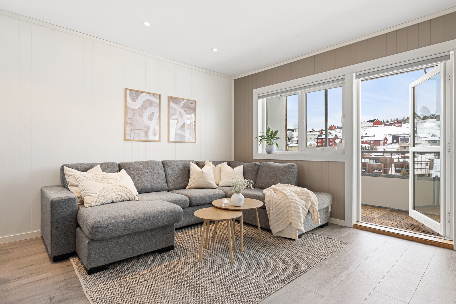 Leiligheten har en svært god planløsning med store, lyse rom og utgang til en vestvendt balkong. Galleribilde