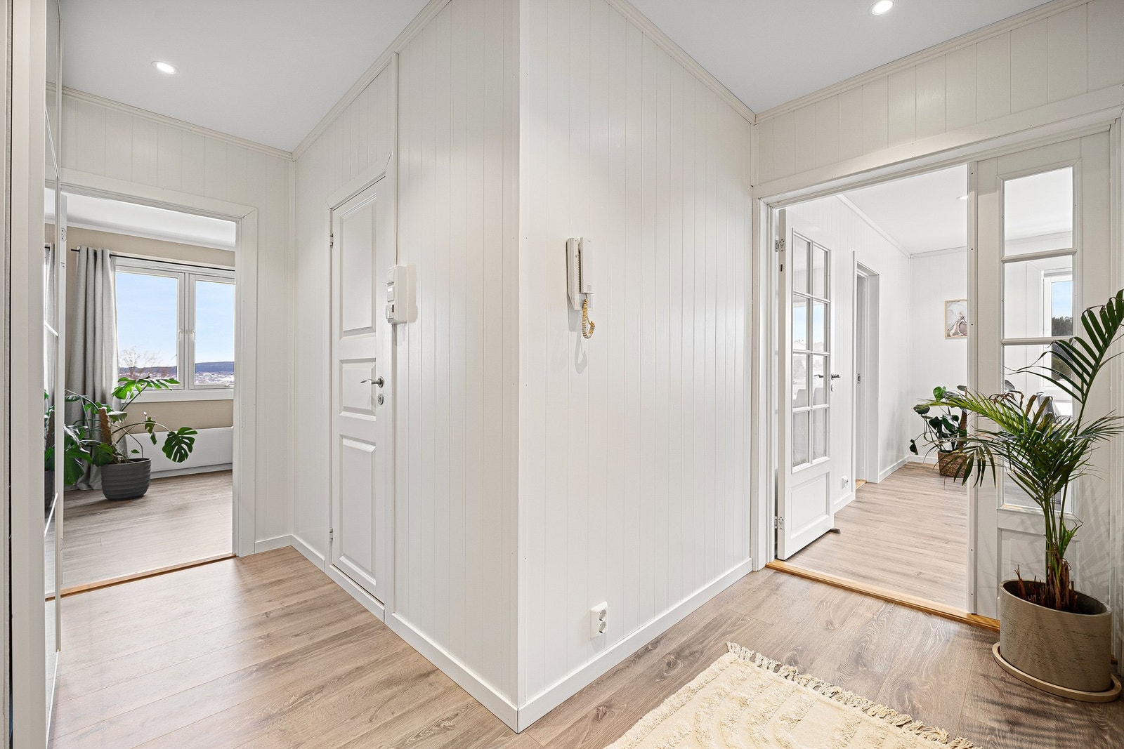 Innbydende entré med direkte tilgang på bad og vaskerom. Galleribilde