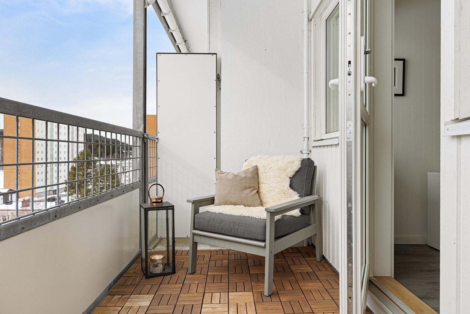 God plass til sittegruppe under tak. Galleribilde