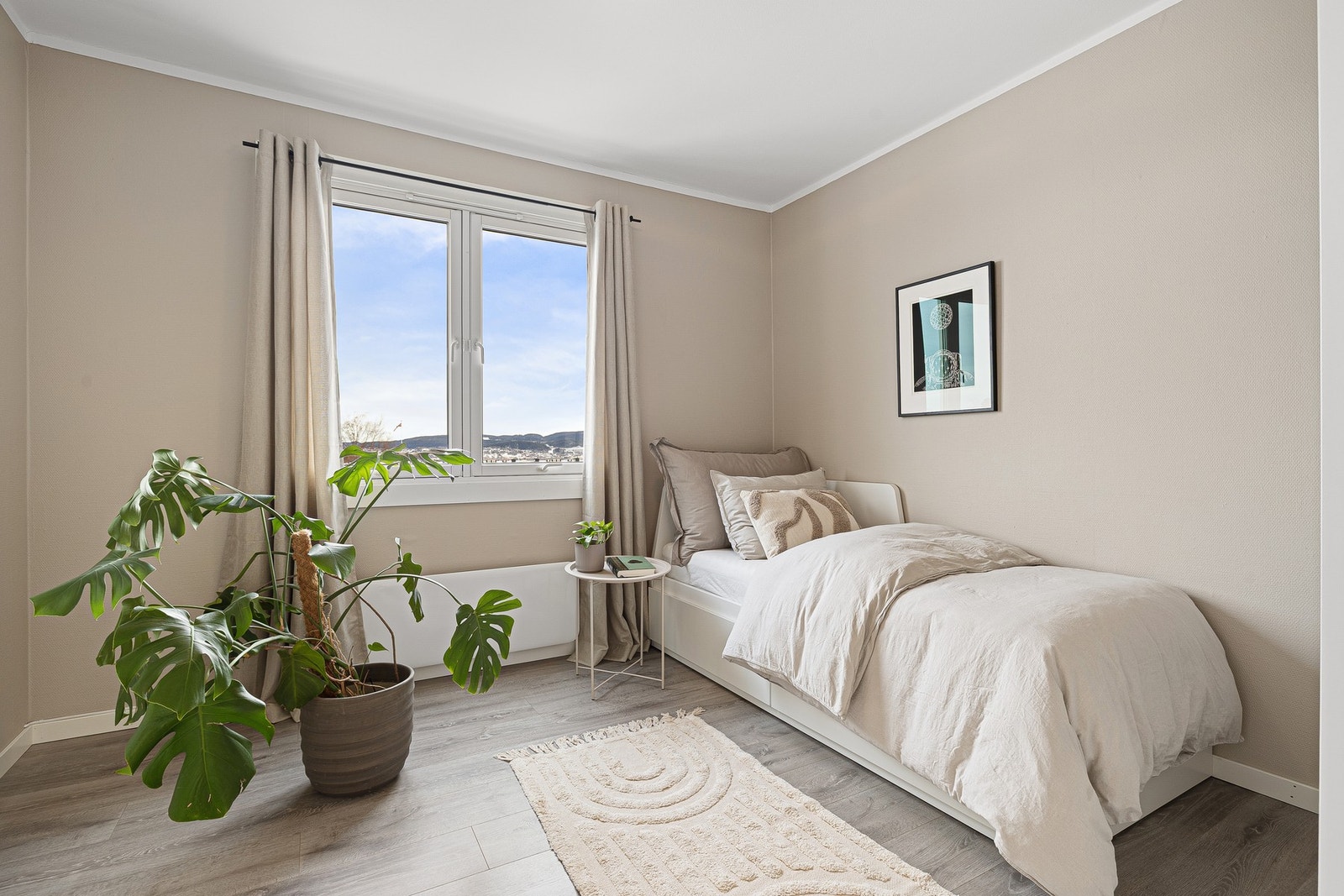 Begge soverommene har flott utsikt og ligger høyt over bakkeplan med lite støy. Galleribilde