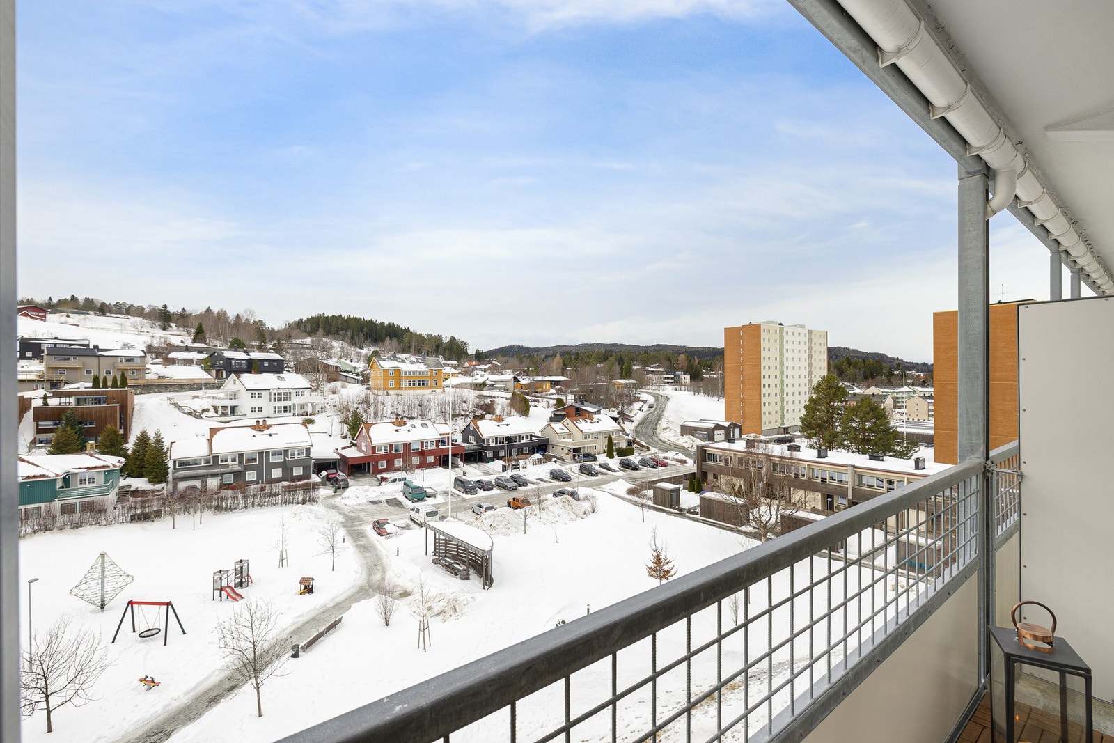 Balkongen er vestvendt med gode sol- og utsiktsforhold. Herfra ser du opp mot Torshaug gård og Bymarka. Galleribilde