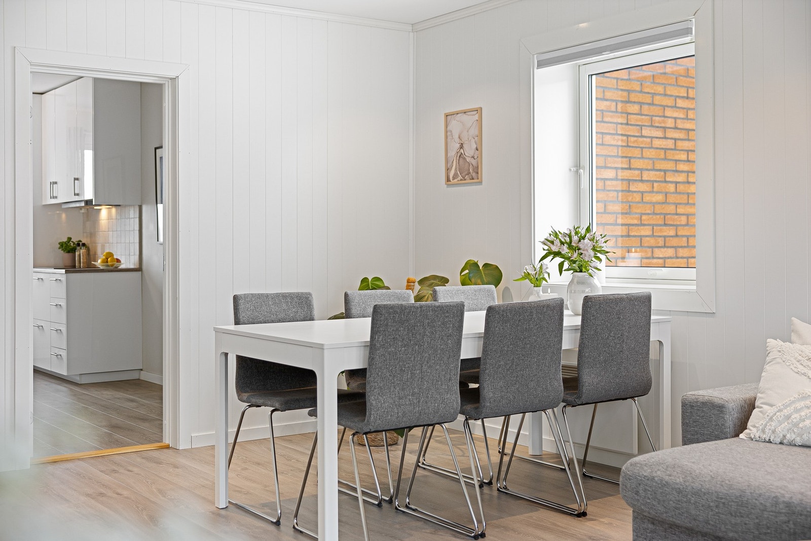 Hyggelig spisestue i forbindelse med kjøkkenet. Galleribilde