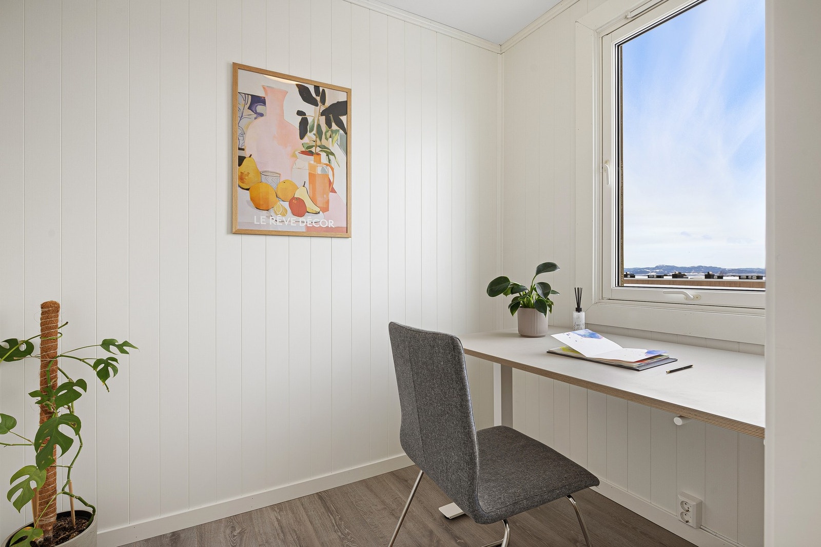 Bod innenfor soverommet kan innredes som kontorplass eller garderobe. Galleribilde