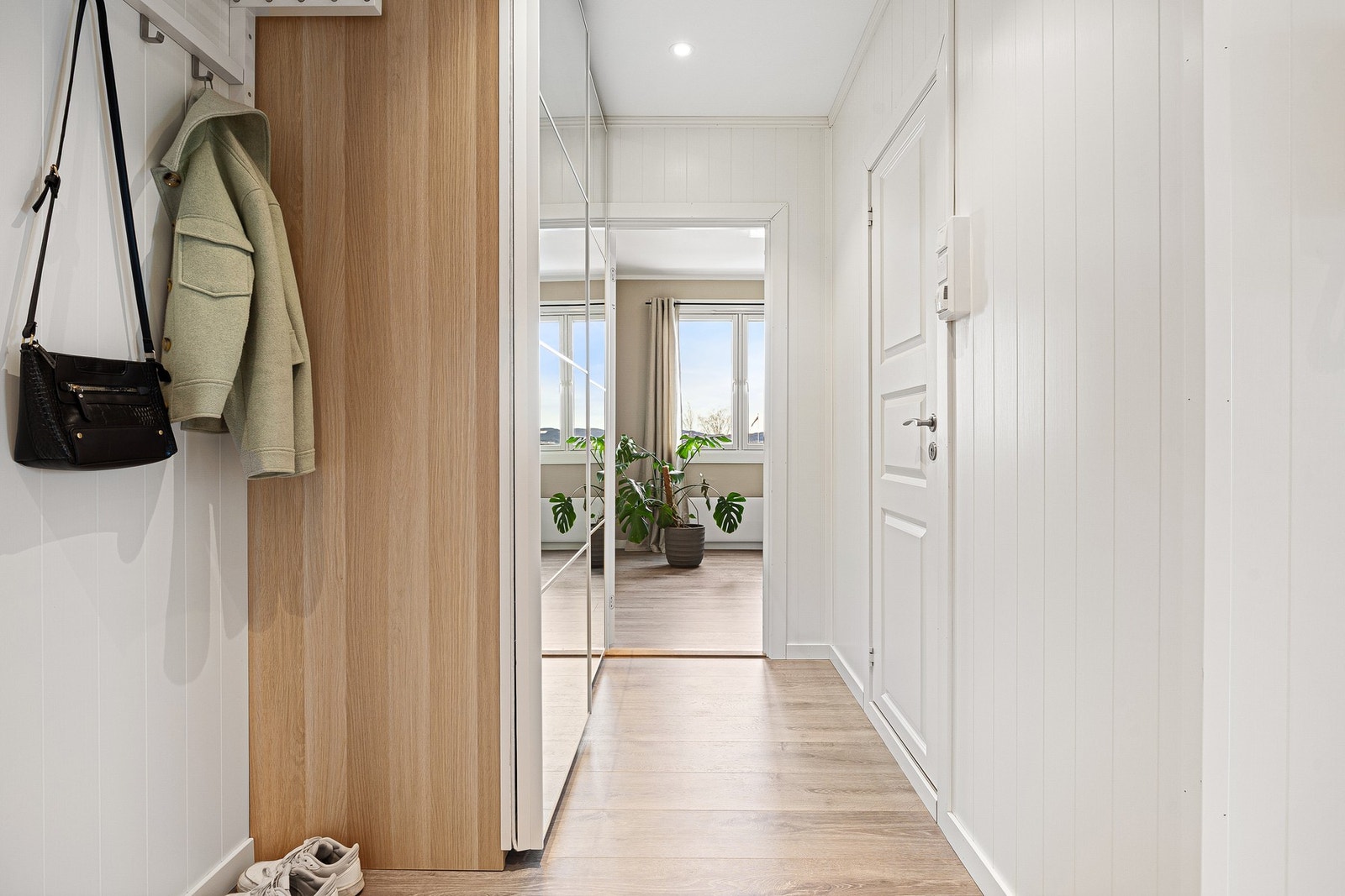 Leiligheten har god lagringsplass i eksterne boder på 5 kvm og 1 kvm i sokkeletasje og kjeller. Galleribilde