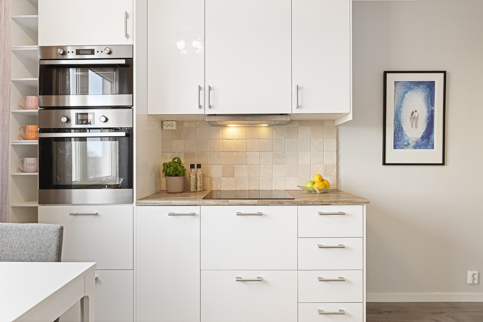 Integrerte hvitevarer består av oppvaskmaskin, koketopp, kjøl-/fryseskap samt mikrobølgeovn og stekeovn i praktisk høyde. Galleribilde