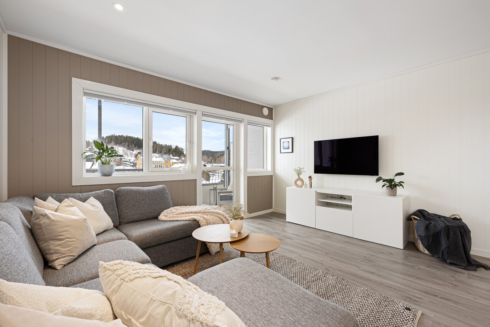 En lys og innbydende 3-roms hjørneleilighet med luftig beliggenhet i 5. etasje. Galleribilde