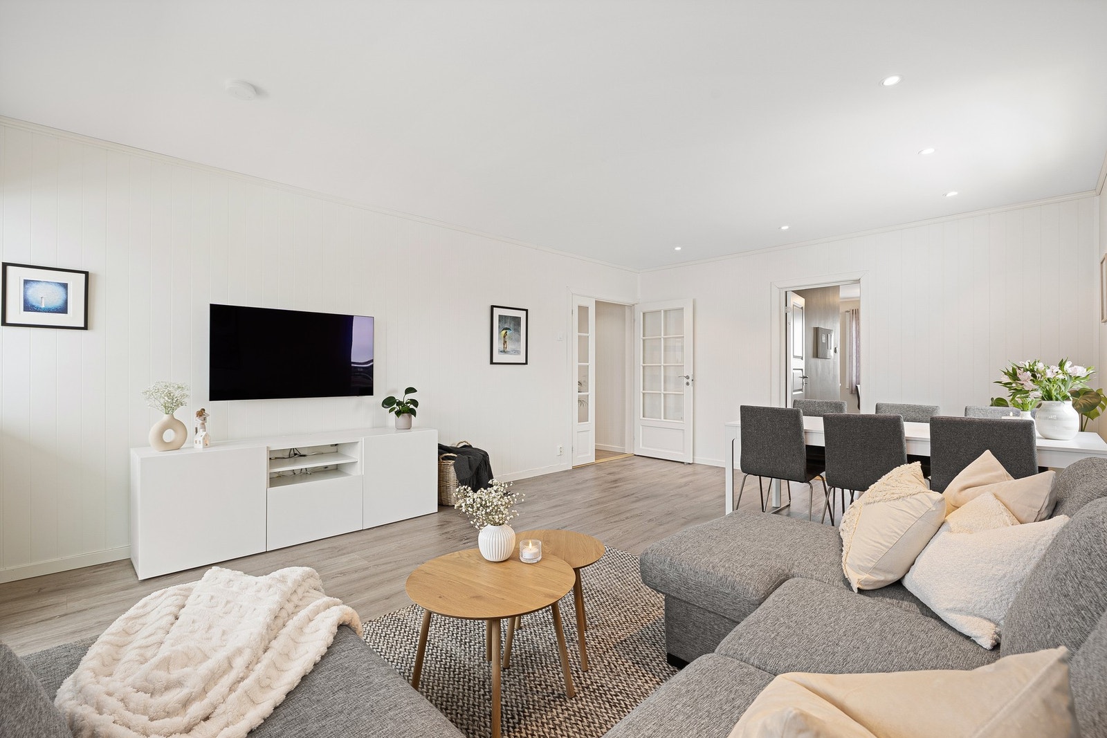 Stor stue på 23,5 kvm med god plass til både sofakrok og spisestue. Galleribilde