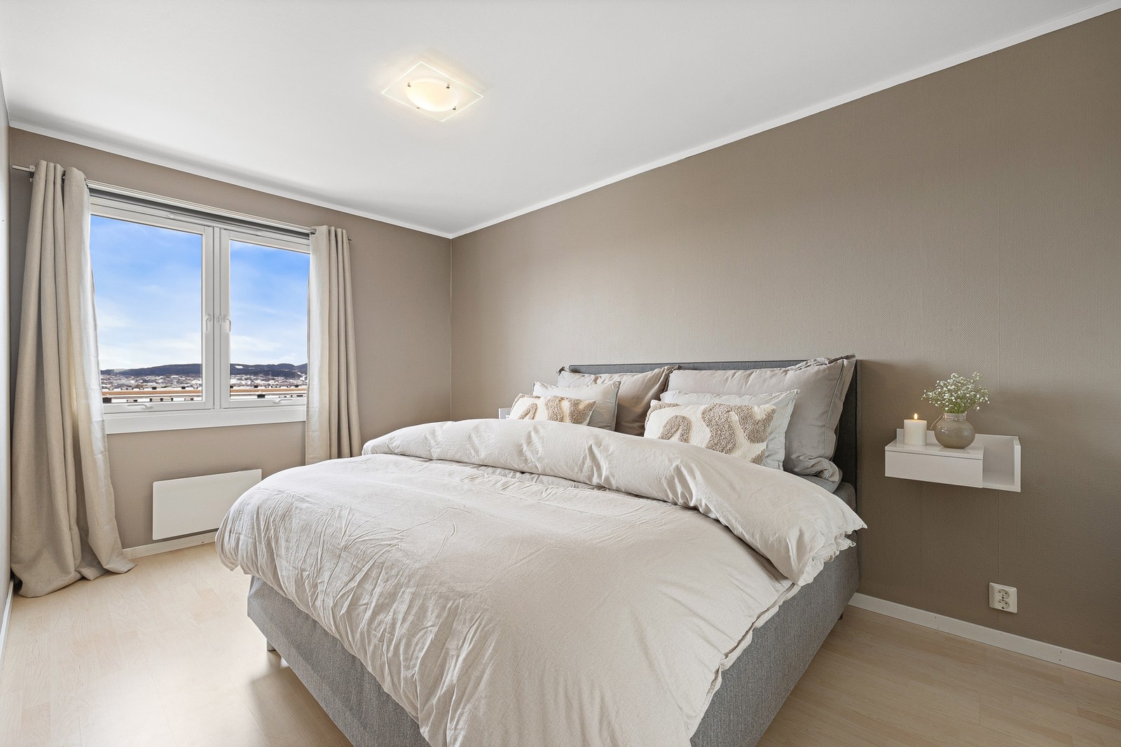 Leilighetens største soverom er hele 14 kvm og ligger innenfor kjøkkenet. Galleribilde