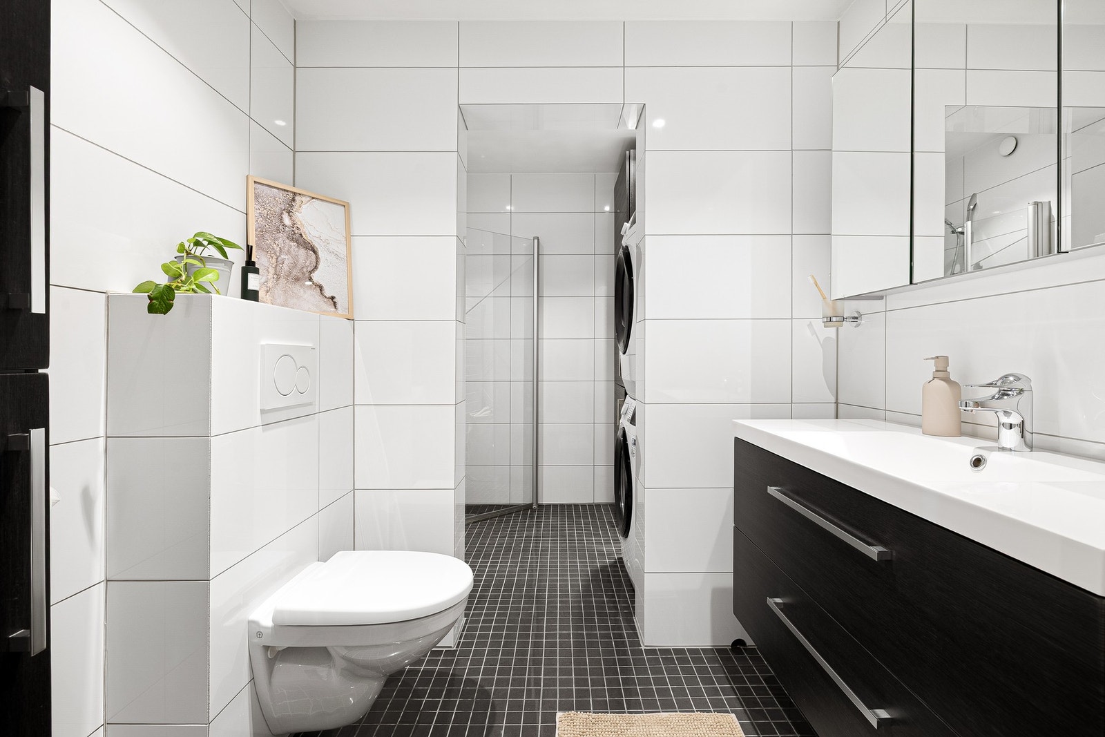 Pent, flislagt bad/vaskerom med lune varmekabler i gulvet. Galleribilde