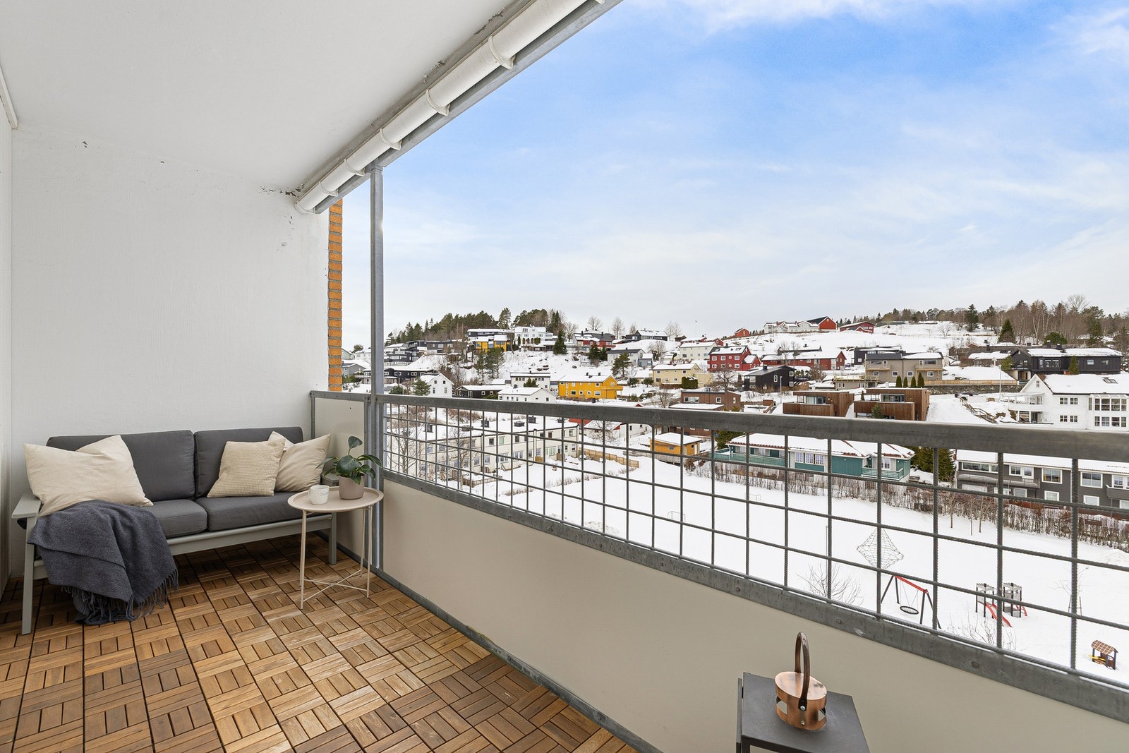 Fra stuen er det direkte utgang til en overbygd balkong på 6,5 kvm. Galleribilde