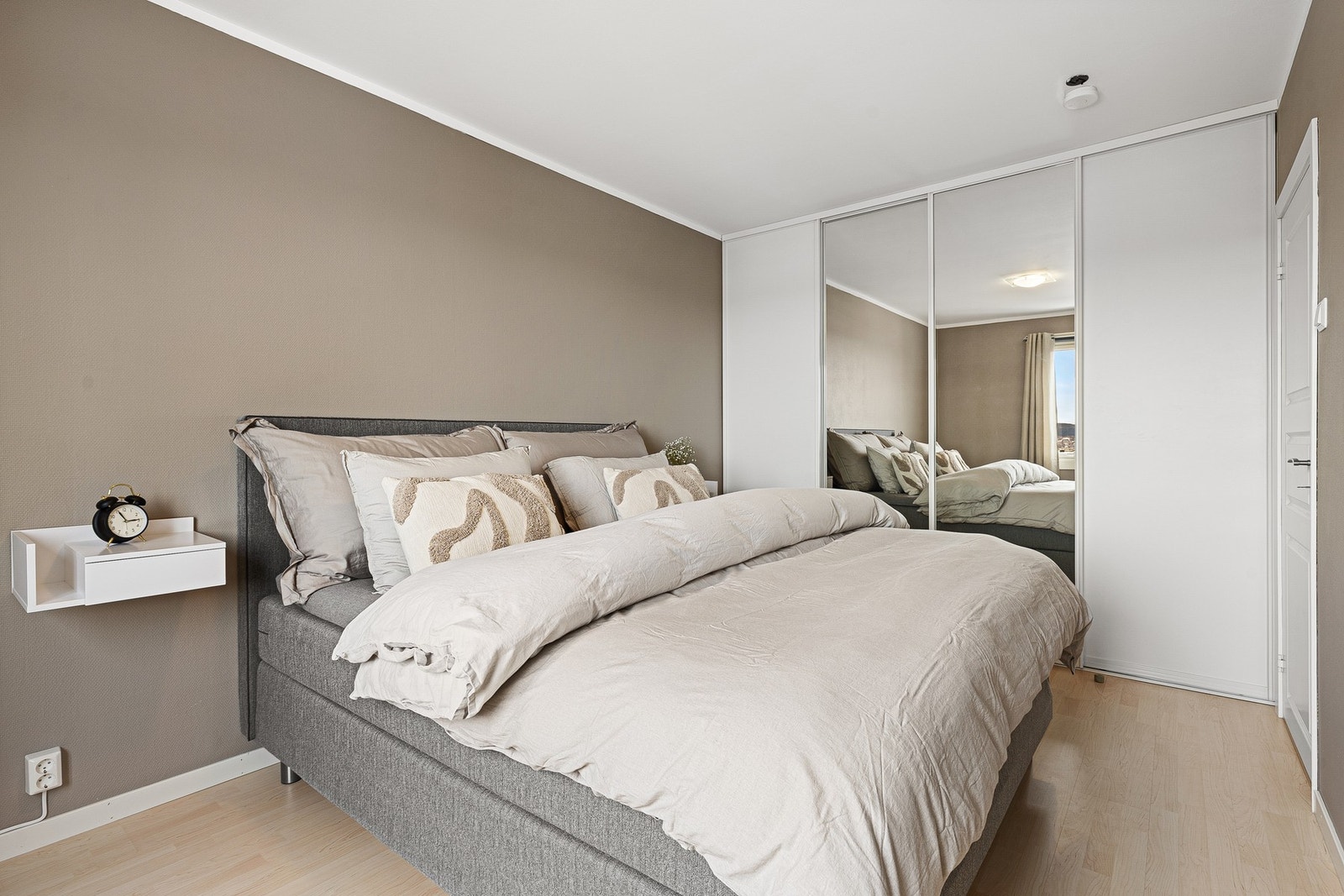 God oppbevaringsplass i garderobeskap. Galleribilde