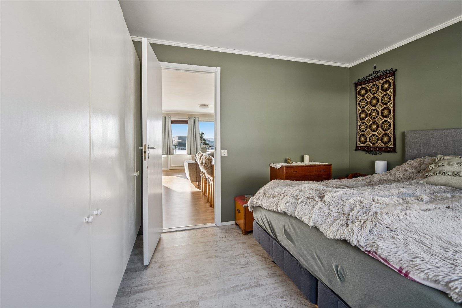 I dette rommet er det rikelig med garderobeskap. Galleribilde