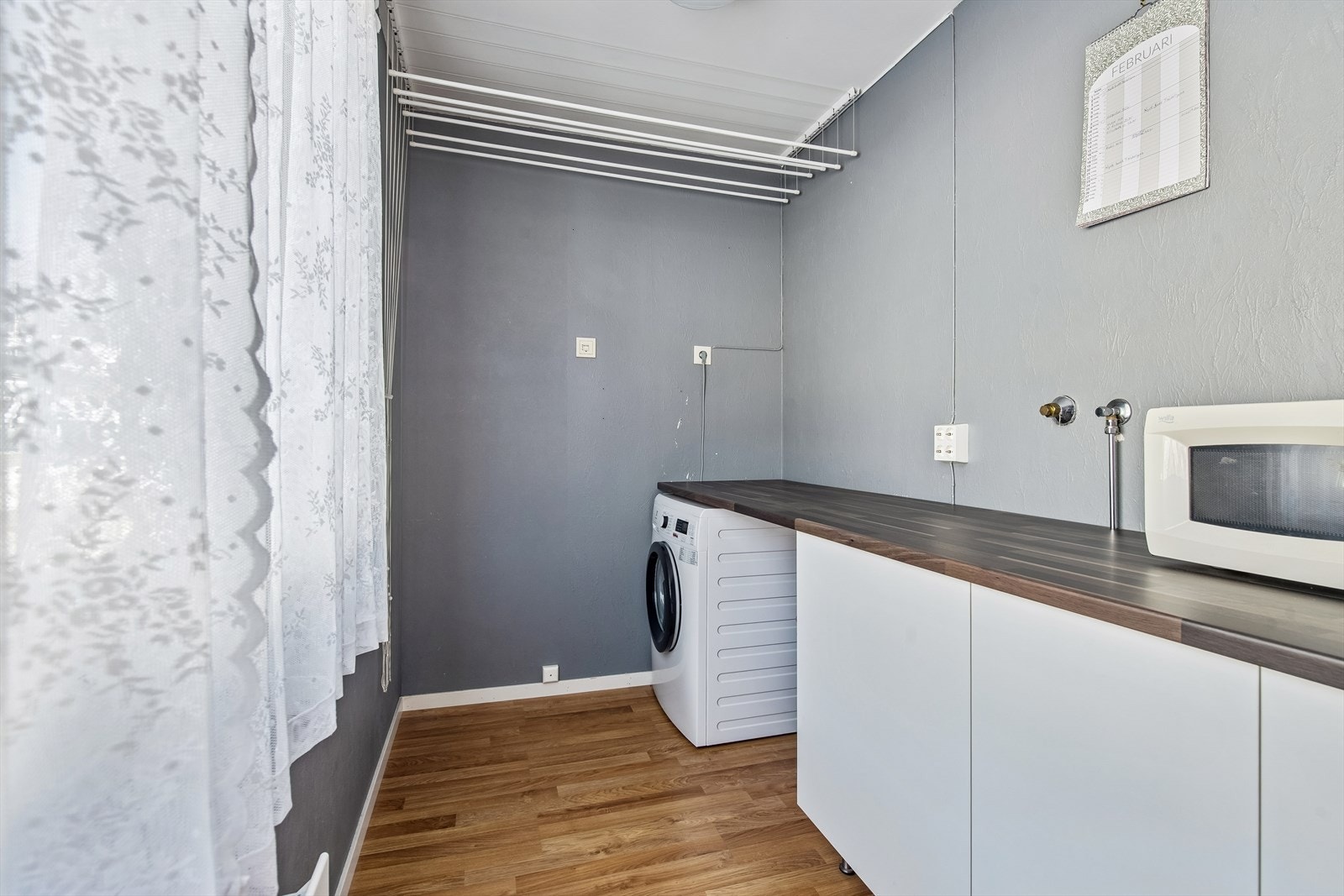 Det er plass til både vaskemaskin og tørketrommel under benken. Galleribilde