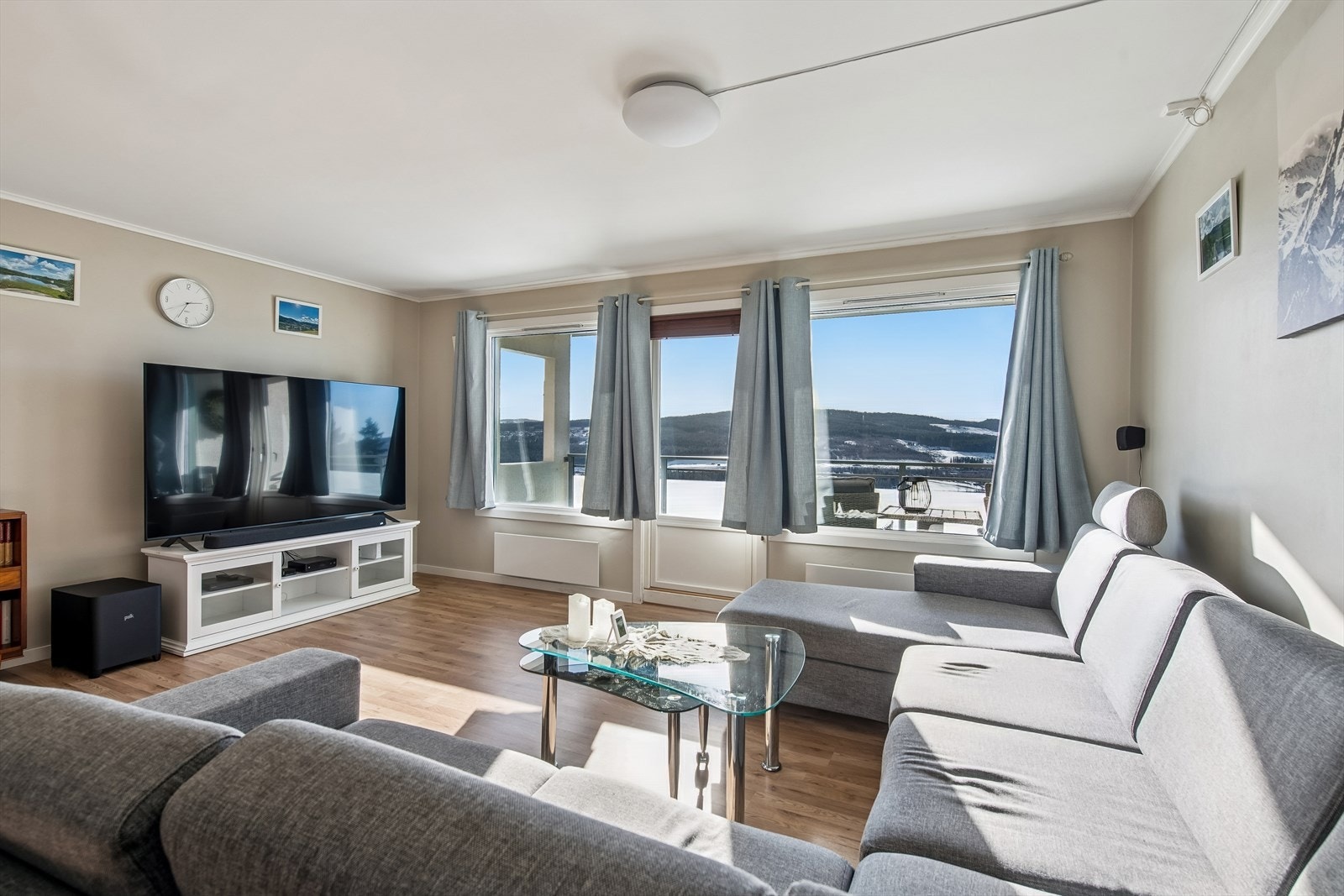 De store vinduene gir masse dagslys, samtidig som man har nydelig utsikt. Galleribilde