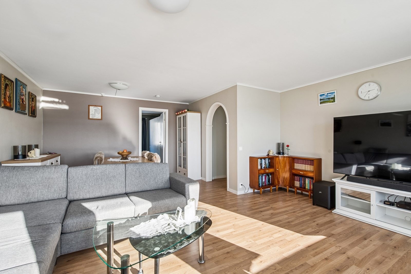 Stuen ble pusset opp med nytt laminatgulv og malte overflater i 2023. Galleribilde