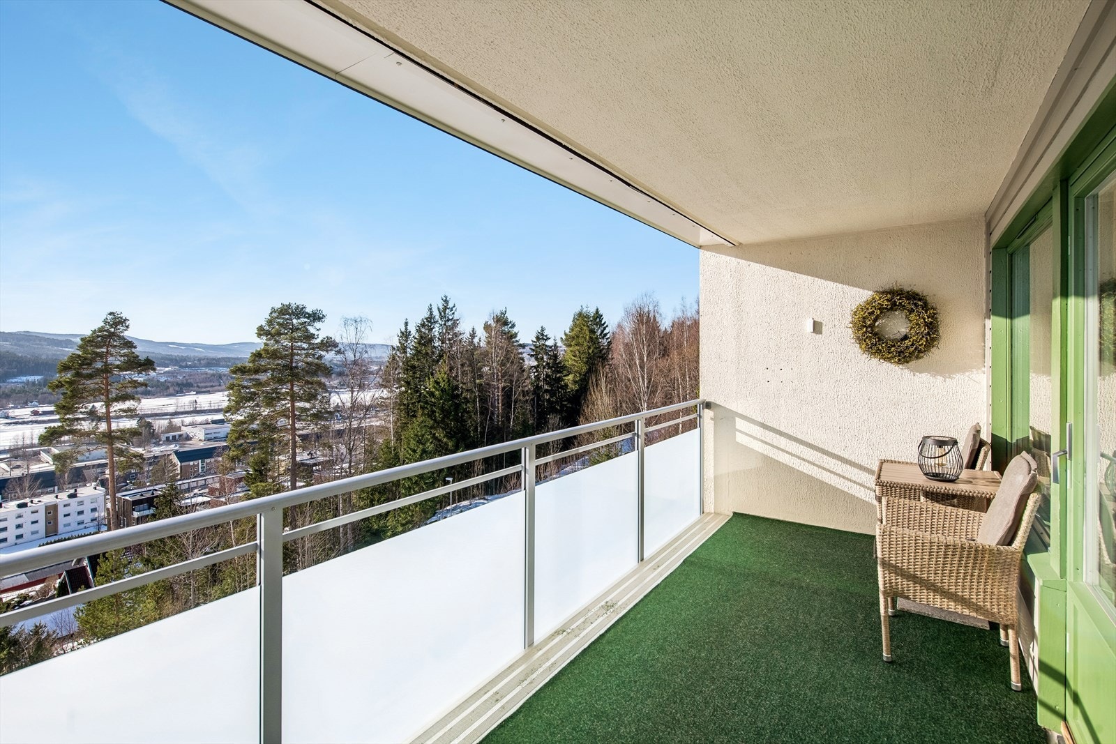 På balkongen har man sol fra formiddagen til sent på kvelden. Galleribilde