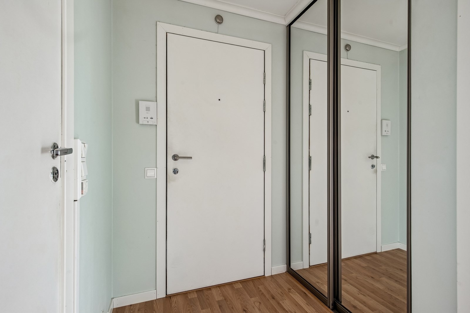 Skyvedørsgarderobeskap med speildører i gang Galleribilde