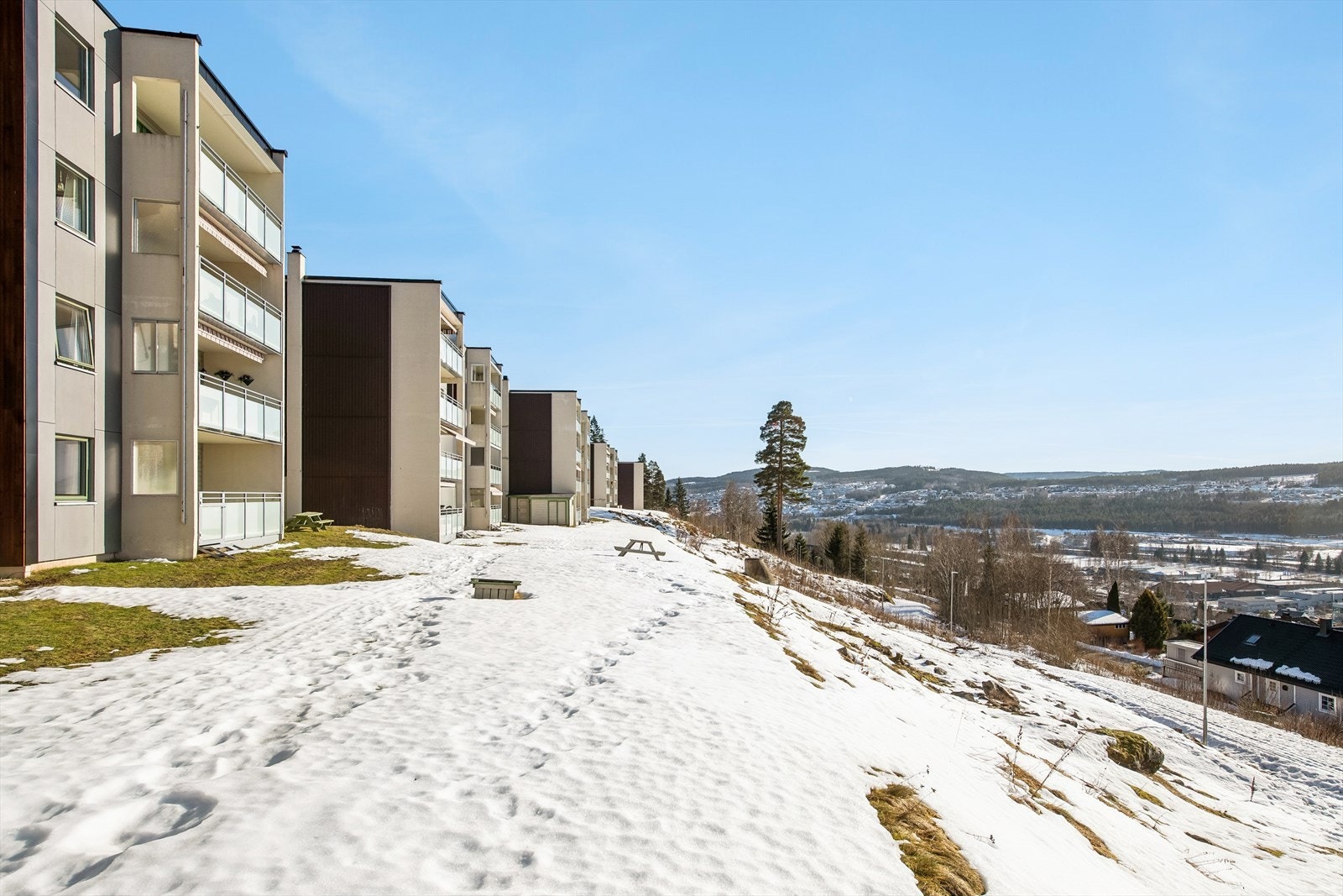 Blokkene ligger flott til i høyden i Bogeråsen, og her har man fine turområder rett utenfor døren. Galleribilde