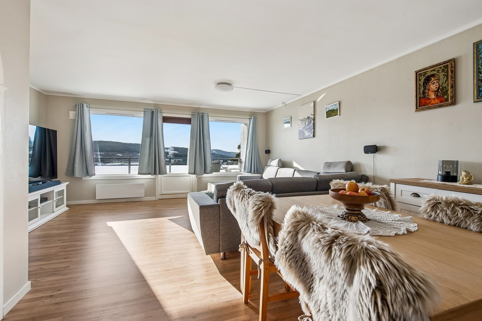 Lys og pen leilighet beliggende i øverste etasje i blokka. Galleribilde