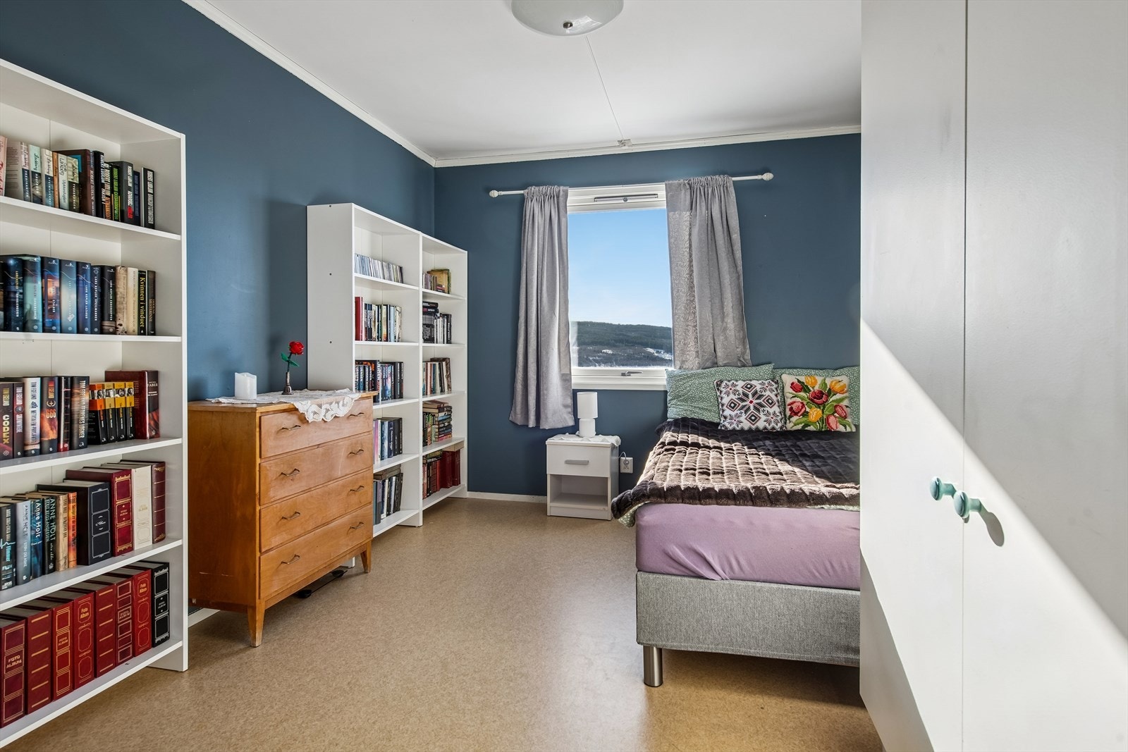 Det minste soverommet har også garderobeskap. Galleribilde