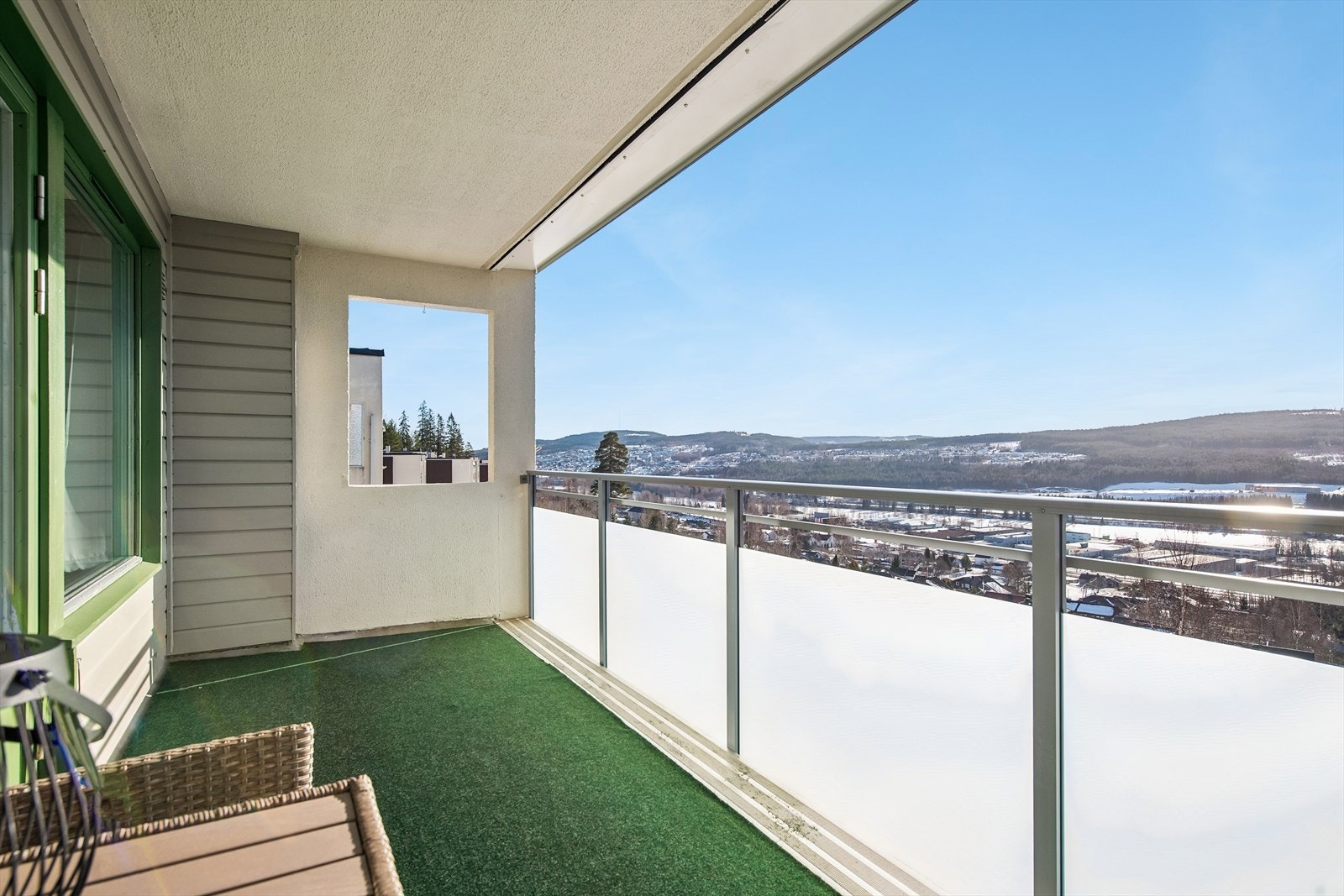 Og man har en fantastisk utsikt mot landskapet og Glomma. Galleribilde