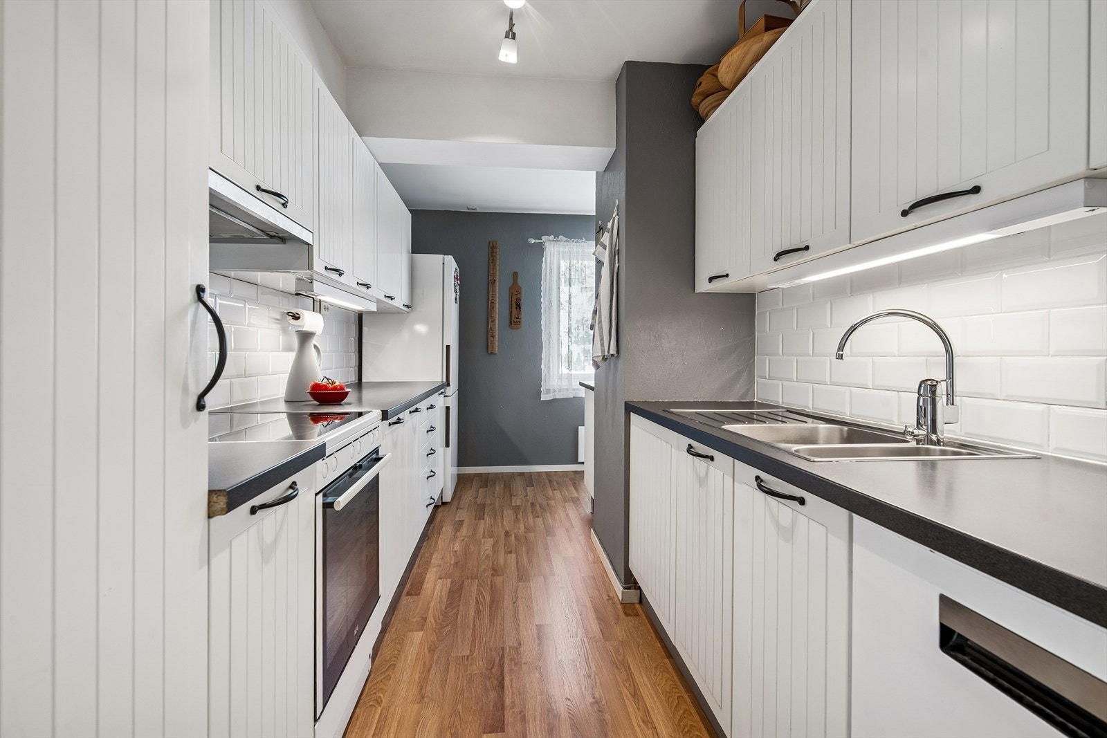 Leilighetens kjøkken har innredning fra 2009. Galleribilde