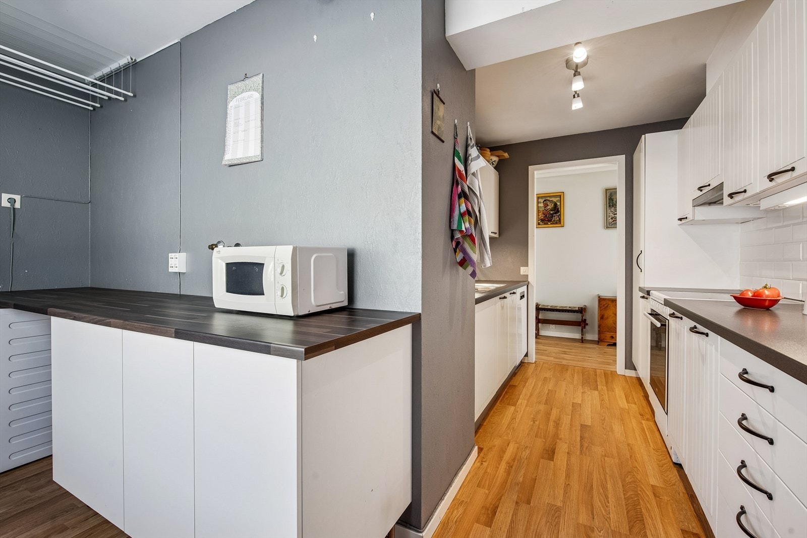 Innenfor kjøkkenet er vaskerommet. Galleribilde