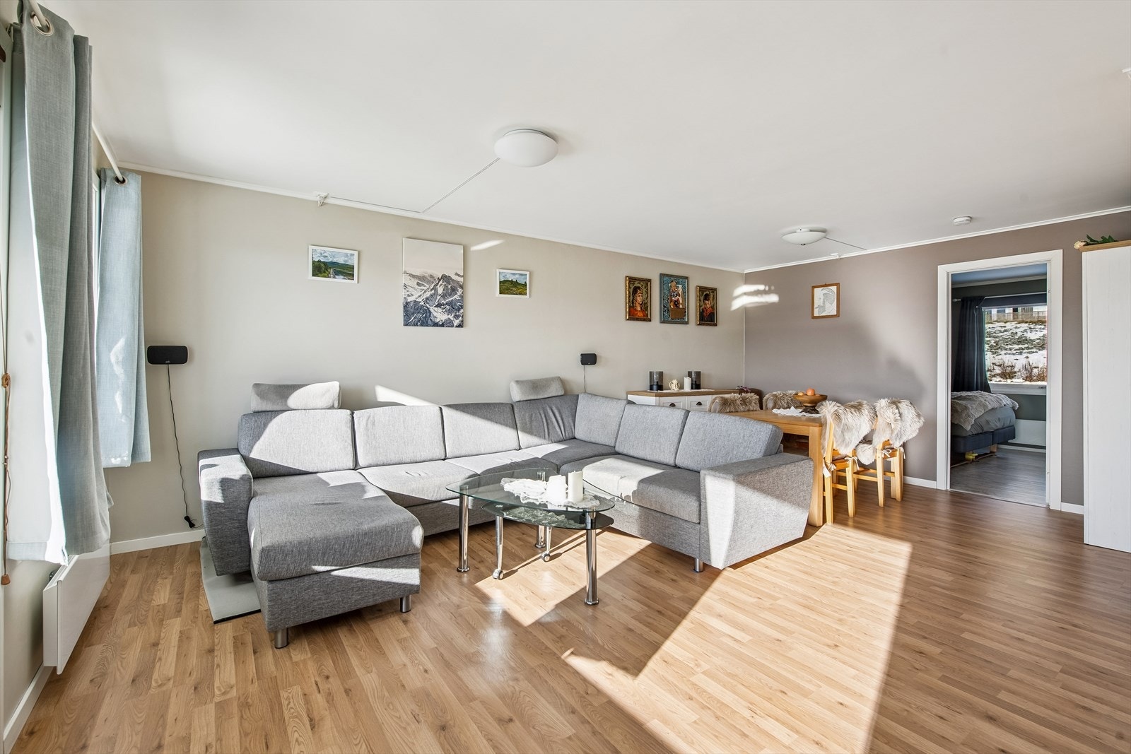 Det er ny panelovner i leiligheten. I tillegg er det mulighet for å sette inn vedovn da det er pipe i stuen. Galleribilde