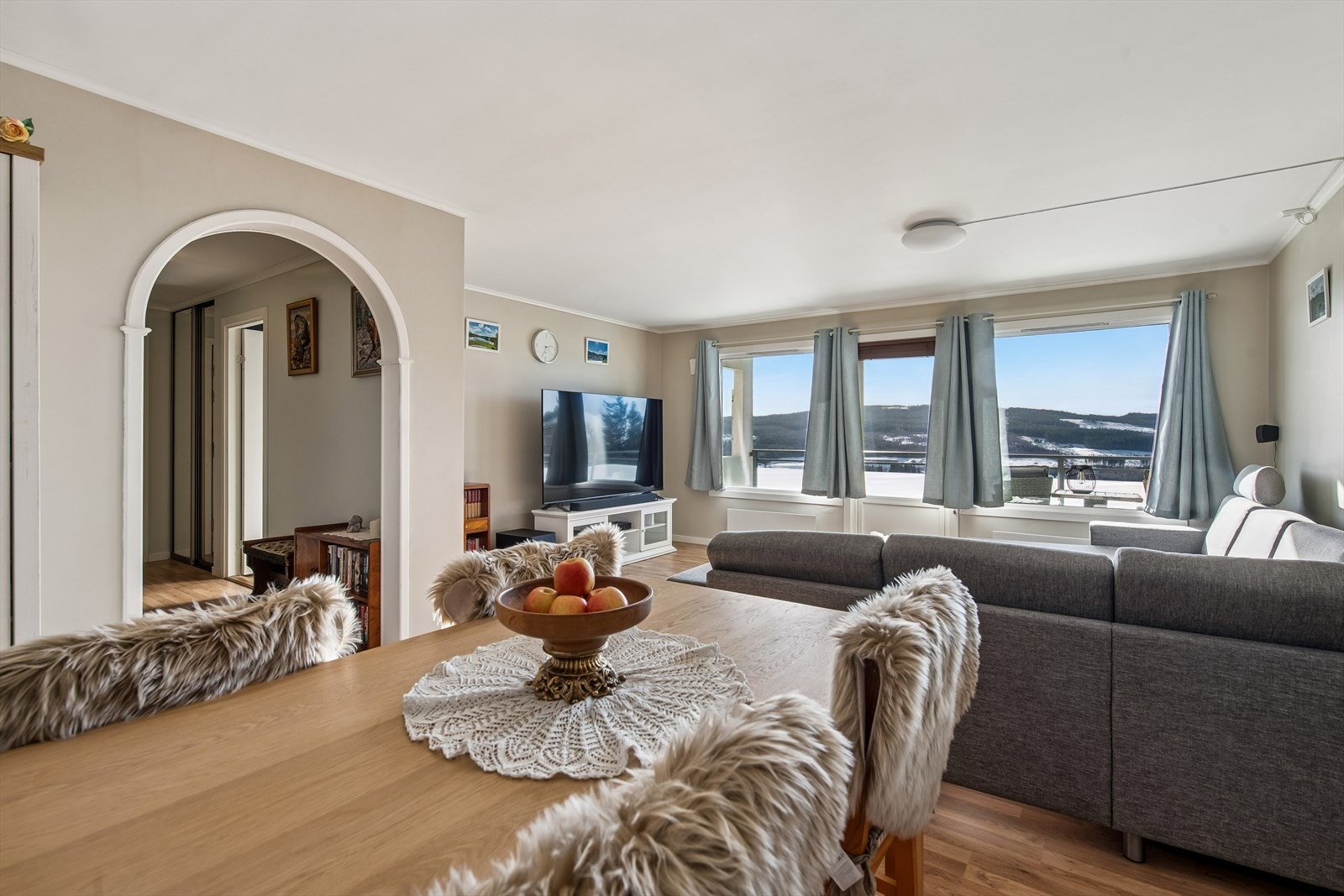 Romslig stue med plass til spisestue og sofagruppe. Galleribilde