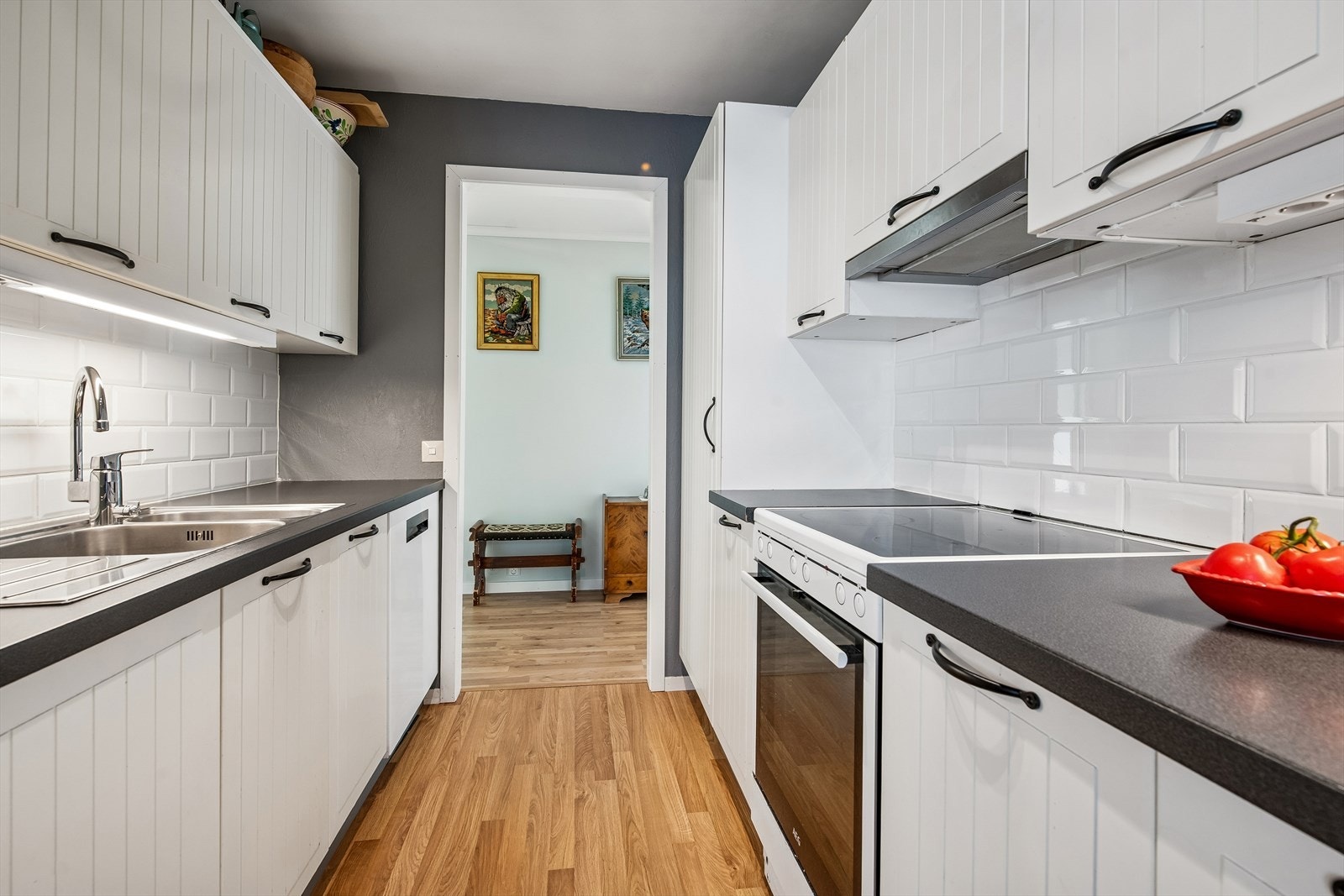 Kjøkkenet er noe moderisert i senere år med bla. nytt laminatgulv, malte overflater og nytt blandebatteri. Galleribilde