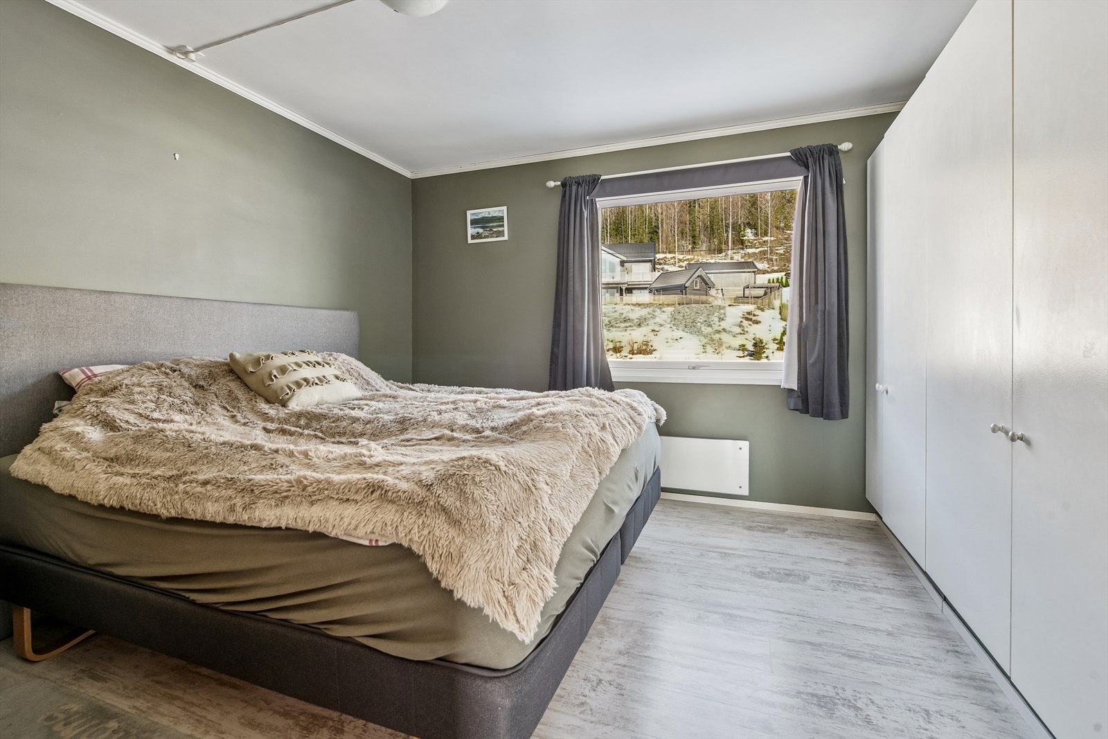 Det er to soverom. Hovedsoverom har god plass til dobbelseng. Galleribilde