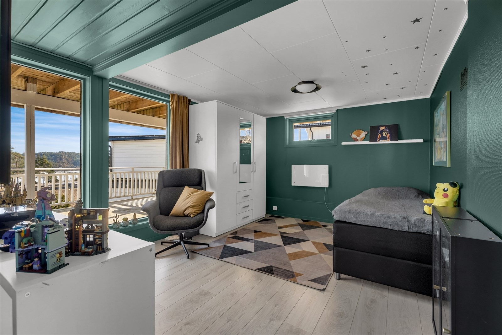 Ett av soverommene har direkte utgang til en sørvendt terrasse på ca. 24 m². Galleribilde