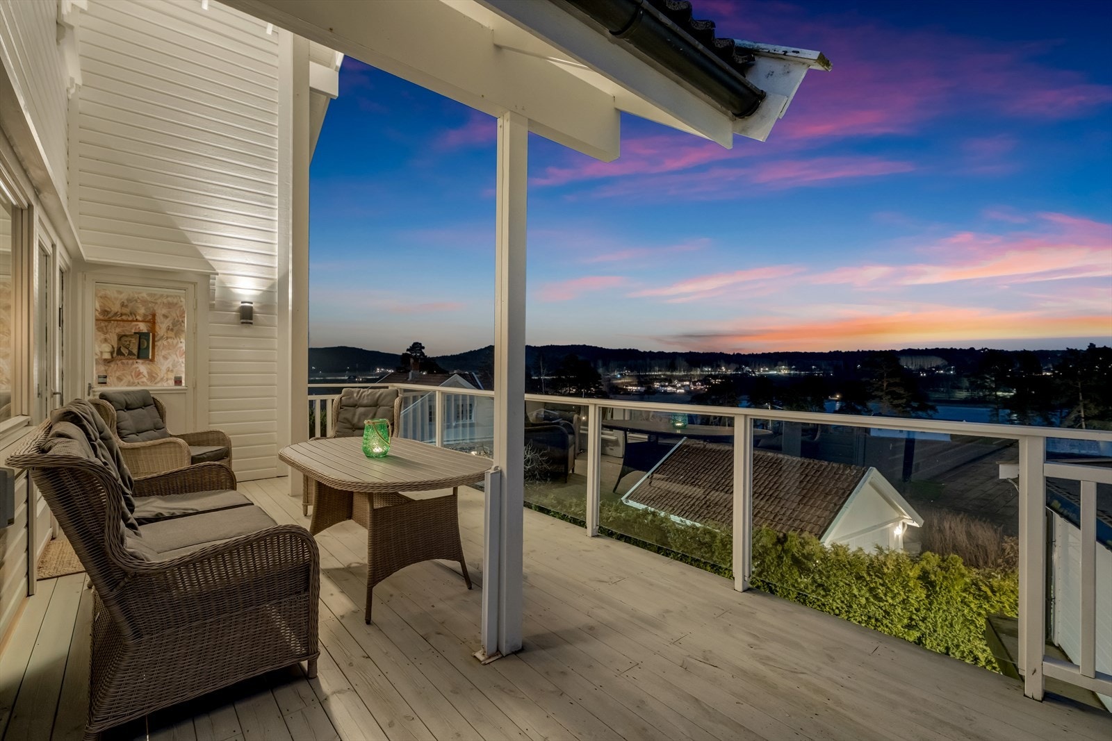 Den sørvendte terrassen utenfor stuen er på ca. 30 m² og har glassrekkverk. Galleribilde