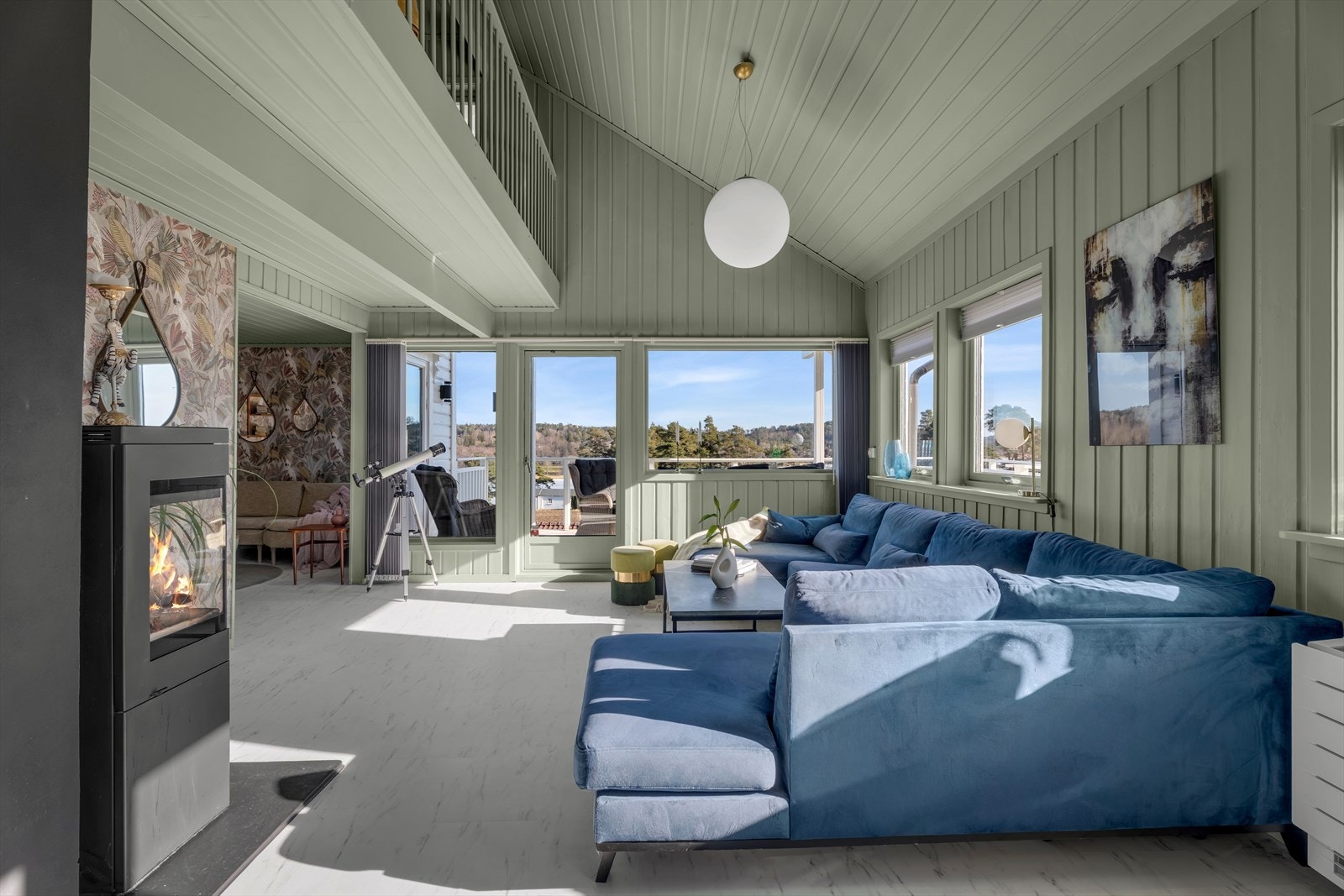 Den åpne løsningen gir en god romfølelse og oversikt. Galleribilde