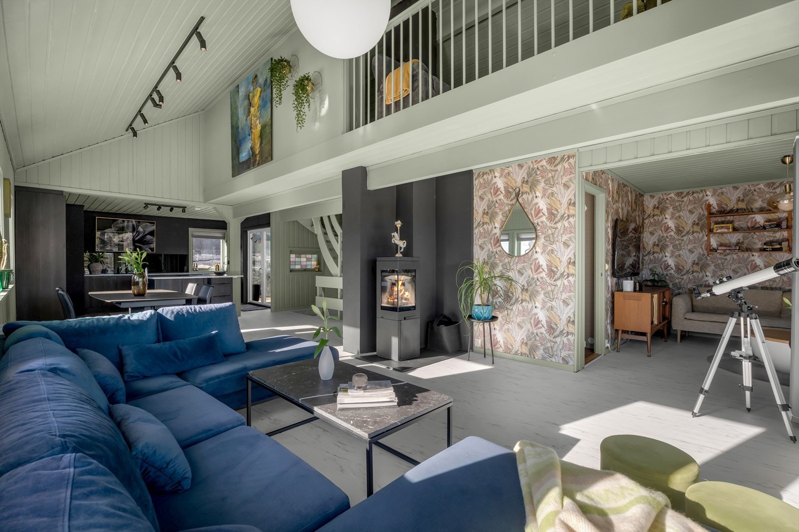 Stuen har en åpen himling som gir en ekstra luftig følelse. Galleribilde