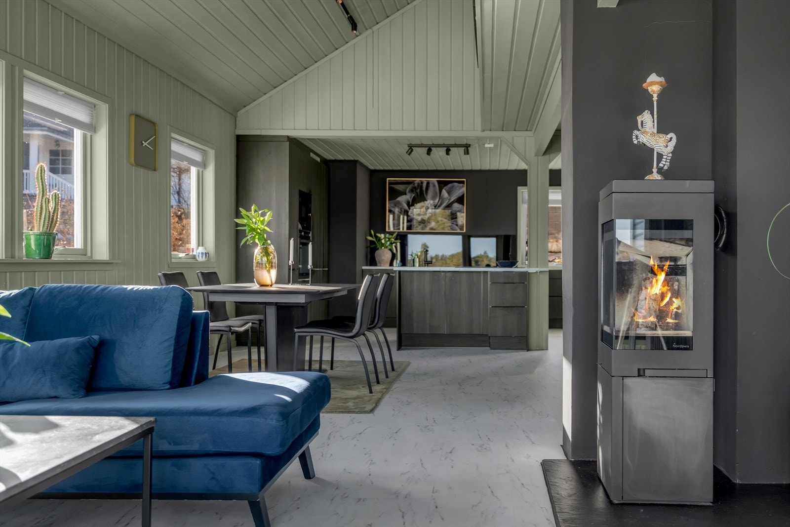 Vedovnen er plassert sentralt i oppholdsrommet. Galleribilde