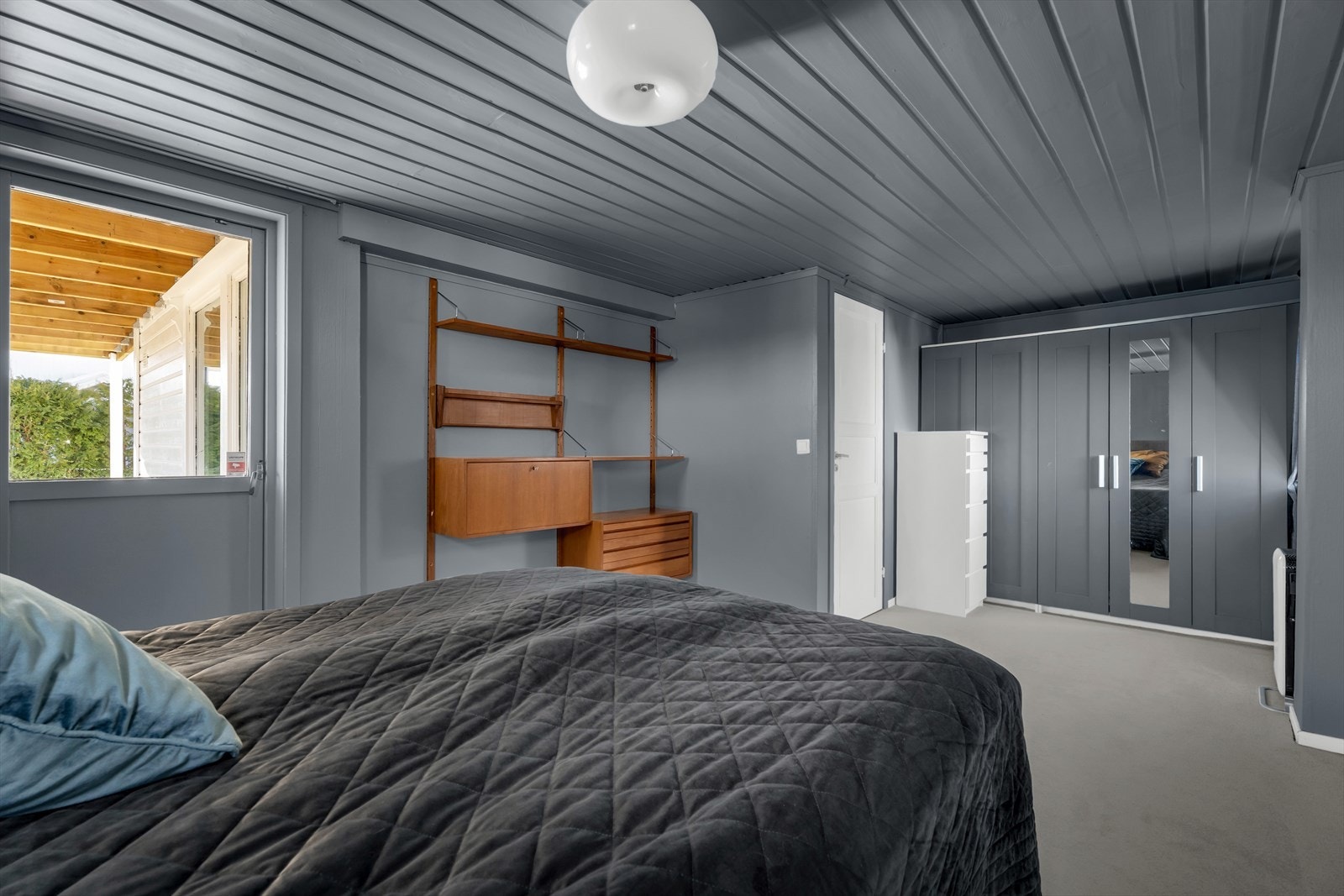 Rommet har teppe på gulvet og god plass til garderobeløsning. Galleribilde