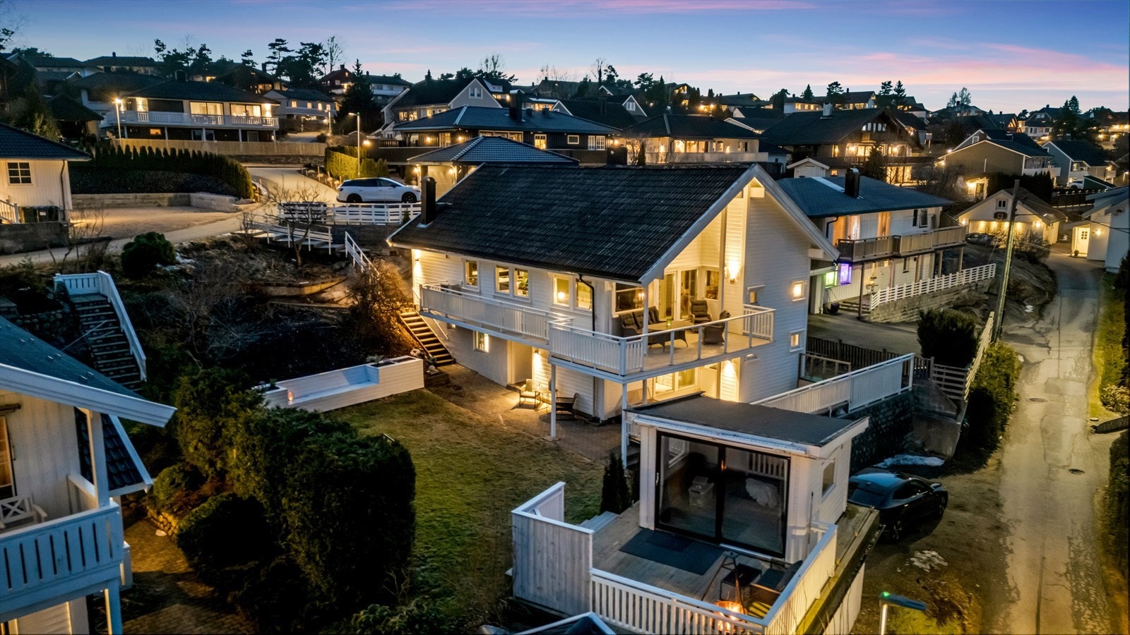 Eiendommen ligger fint til i terrenget med gode sol- og utsiktsforhold. Beliggende i et veletablert og rolig boligområde. Galleribilde