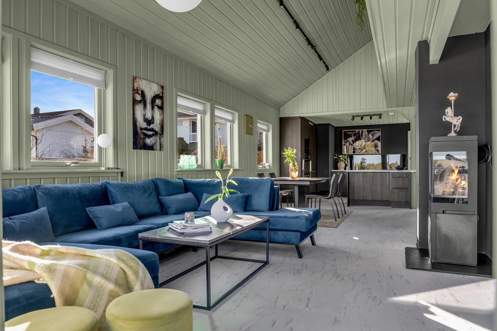 Rommet har laminat på gulvet og panel på vegger og i himling. Galleribilde