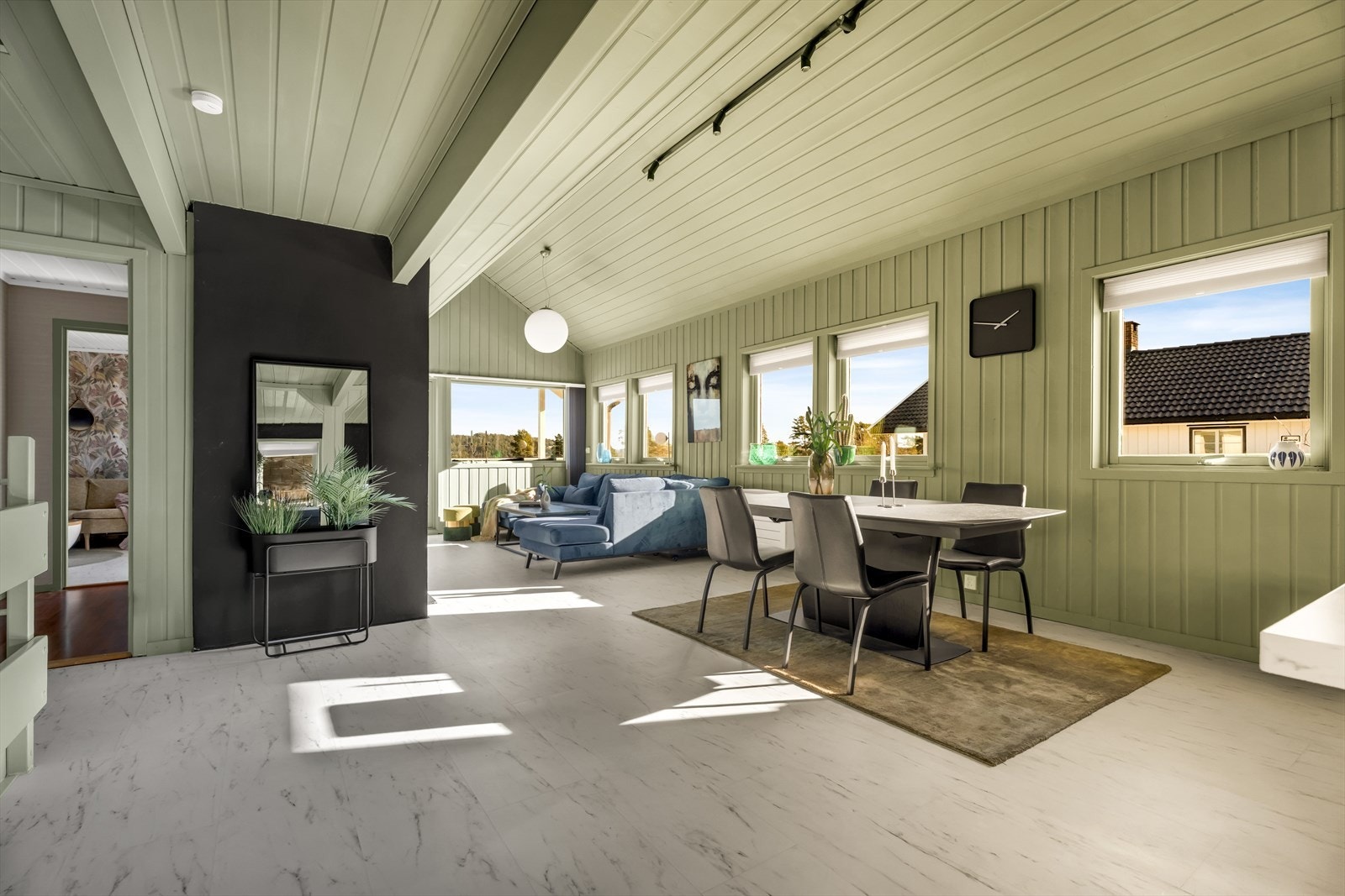 Stuen har en fleksibel planløsning med flere møbleringsmuligheter. Galleribilde