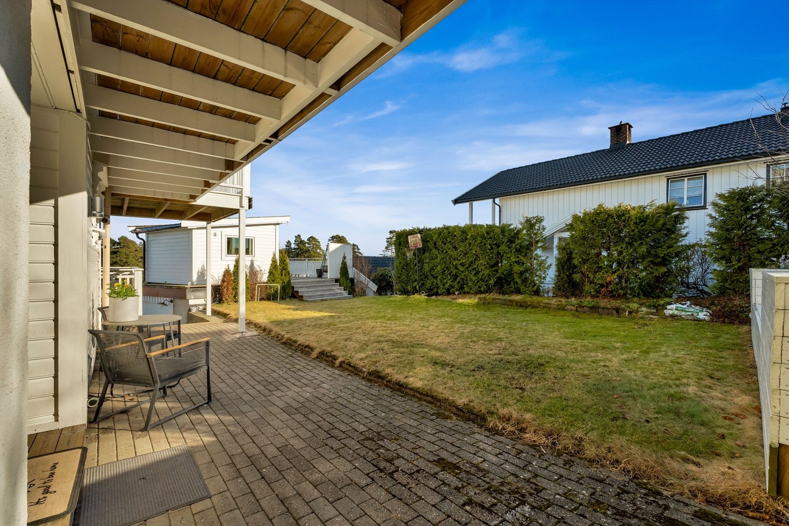 Delvis overbygget uteplass i underetasjen. Galleribilde