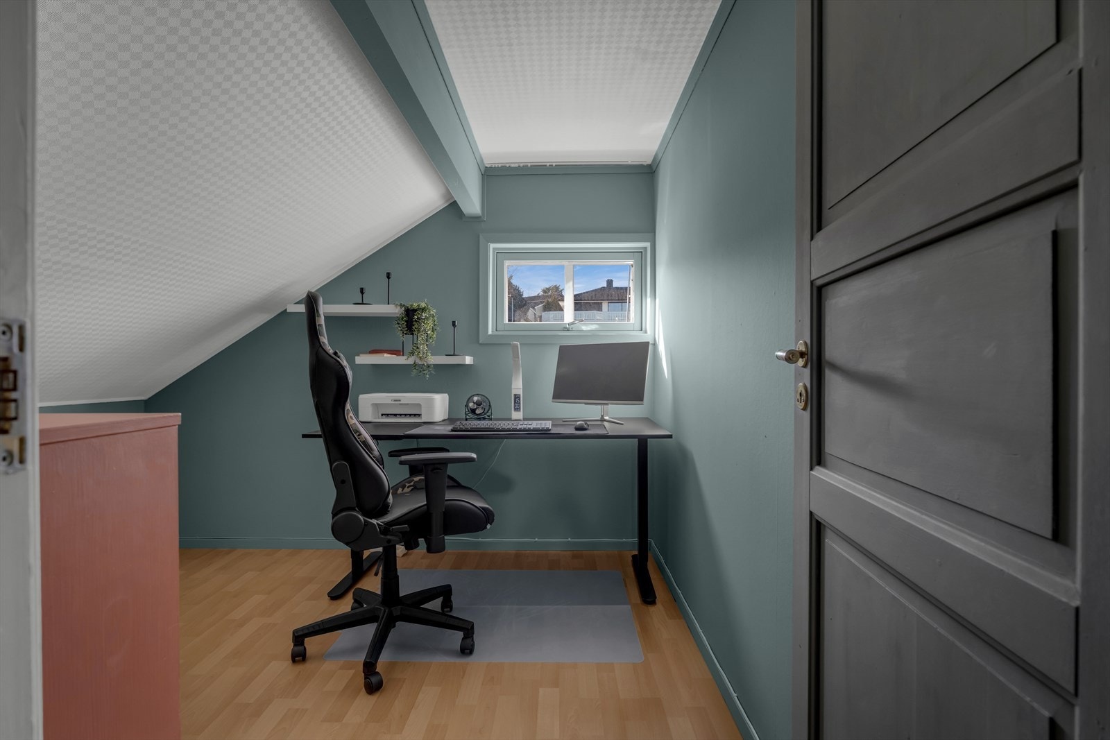 En smart kontorplass er innredet i et tidligere kott for å utnytte plassen maksimalt. Galleribilde