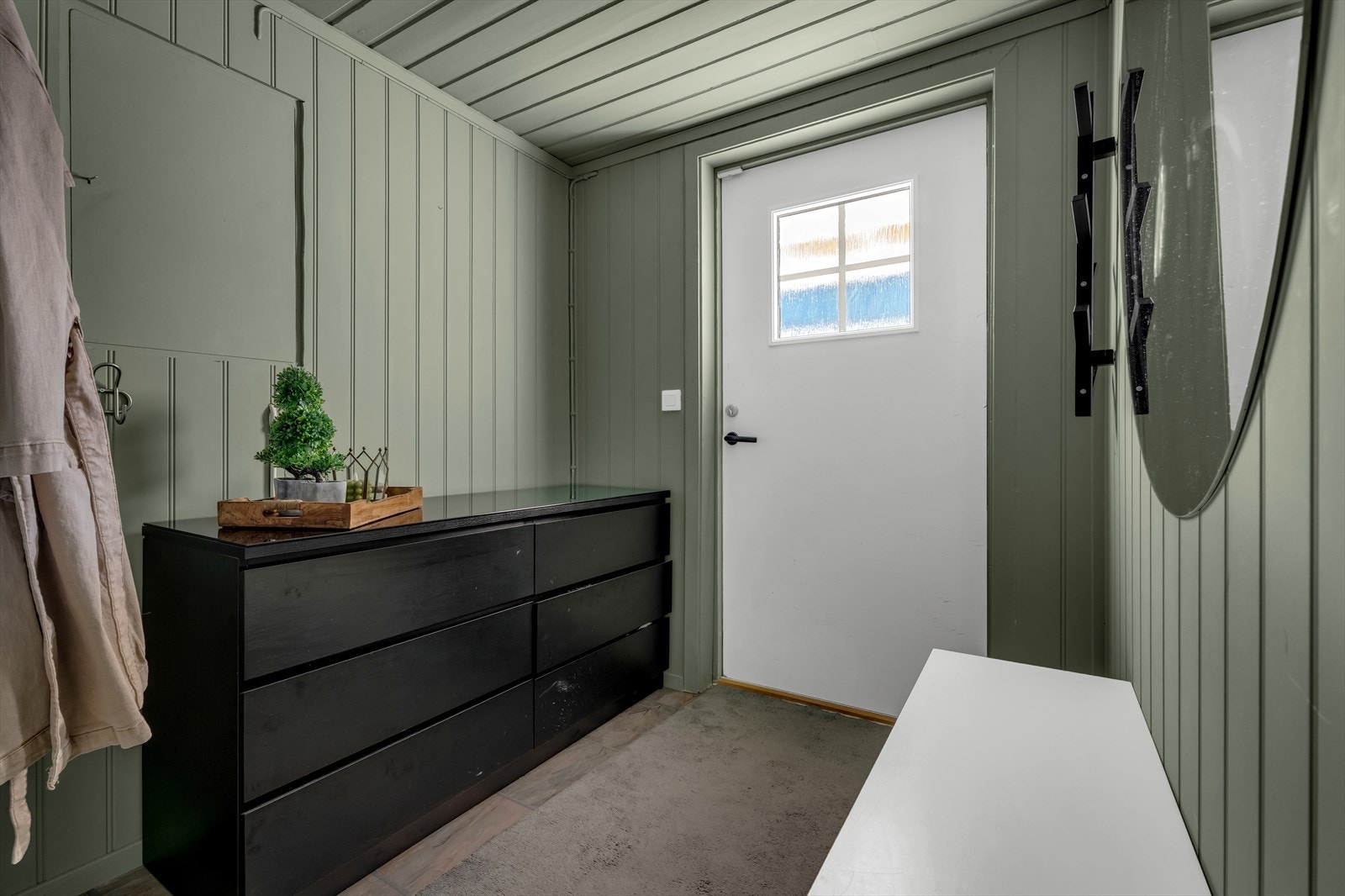 Velkommen inn i et lyst og innbydende vindfang med plass til oppbevaring. Galleribilde