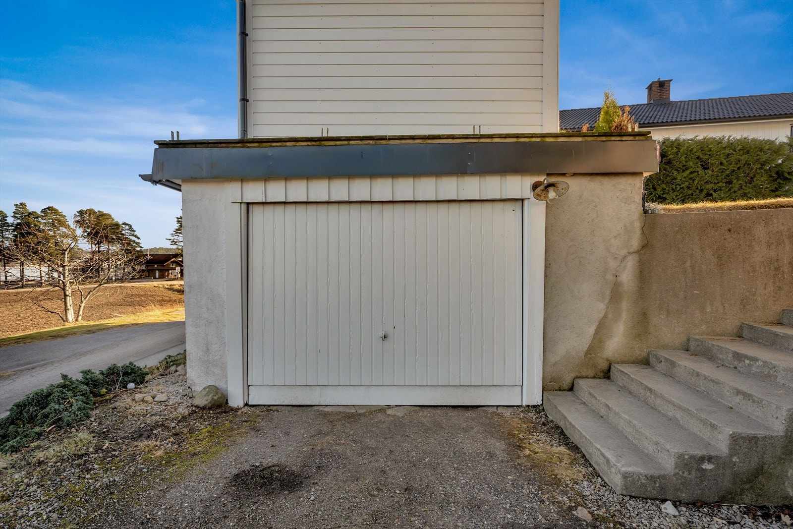Til eiendommen hører en frittstående garasje på ca. 29 m². Galleribilde