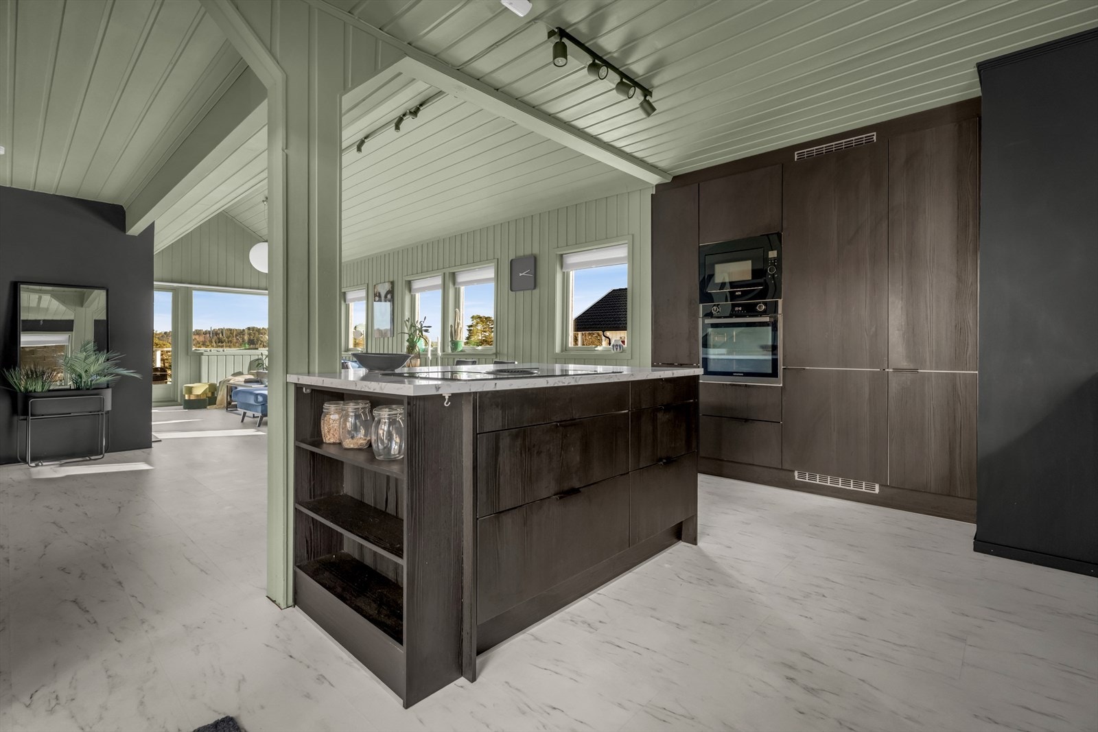 Kjøkkenet fra Norema ble montert i 2021 og har en moderne og stilren utforming. Galleribilde