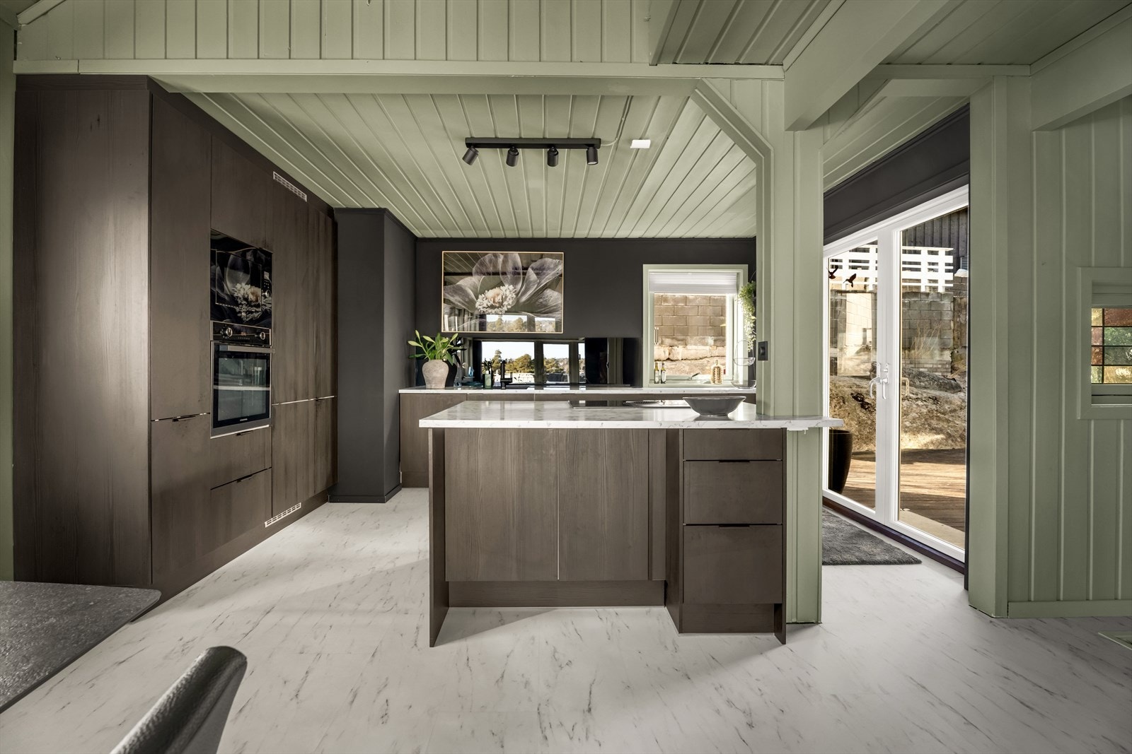 Fra kjøkkenet er det utgang til en vestvendt terrasse på ca. 22 m² via en tofløyet dør. Galleribilde